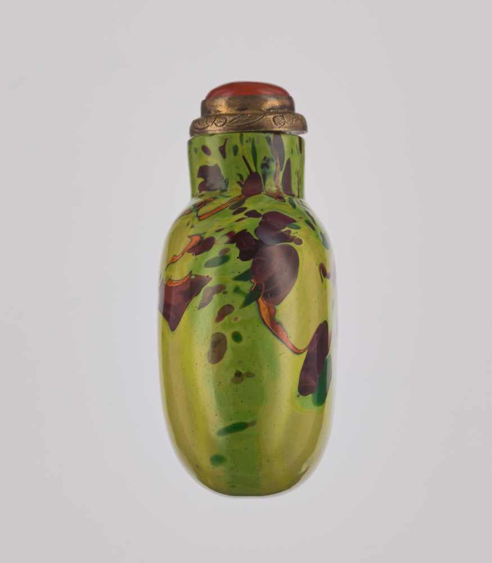 A THREE-COLOR SPLASHED GREEN ‘SANDWICH’ GLASS SNUFF BOTTLE The slightly swirled, opaque olivegreen - Image 3 of 6