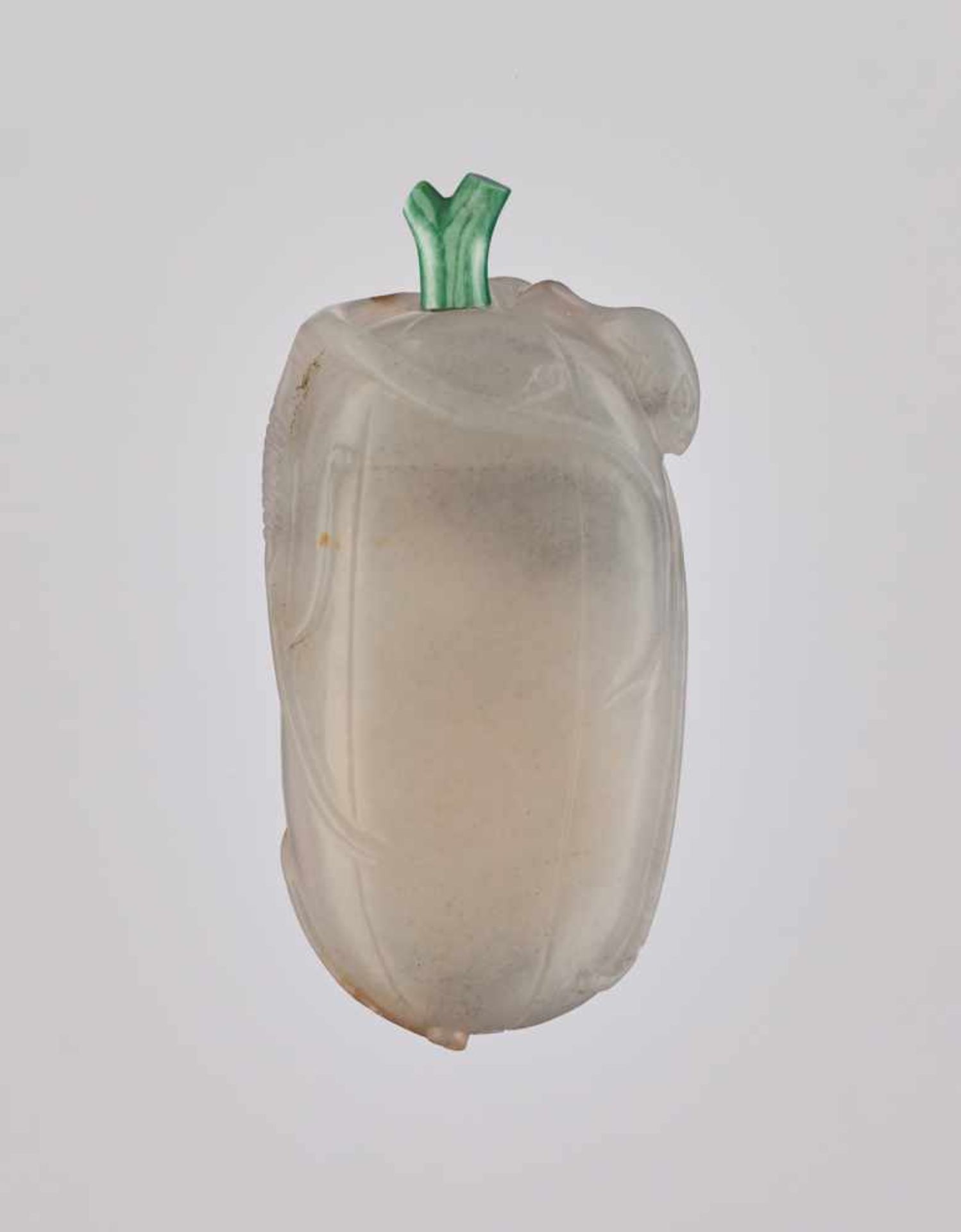 A WHITE-GREY AND RUSSET GOURD-FORM JADE SNUFF BOTTLE Nephrite of somewhat greyish celadon color with - Image 2 of 6