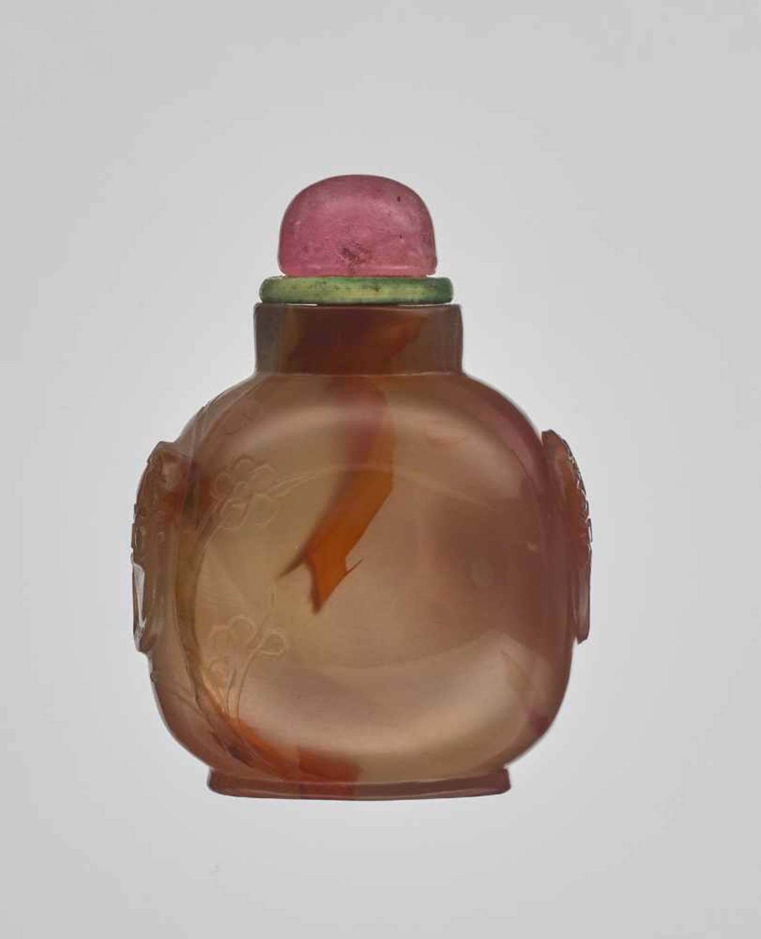 A DENDRITIC ‘ICY CRYSTAL’ AGATE SNUFF BOTTLE, QING DYNASTY Agate with a natural layer of icy - Image 2 of 6