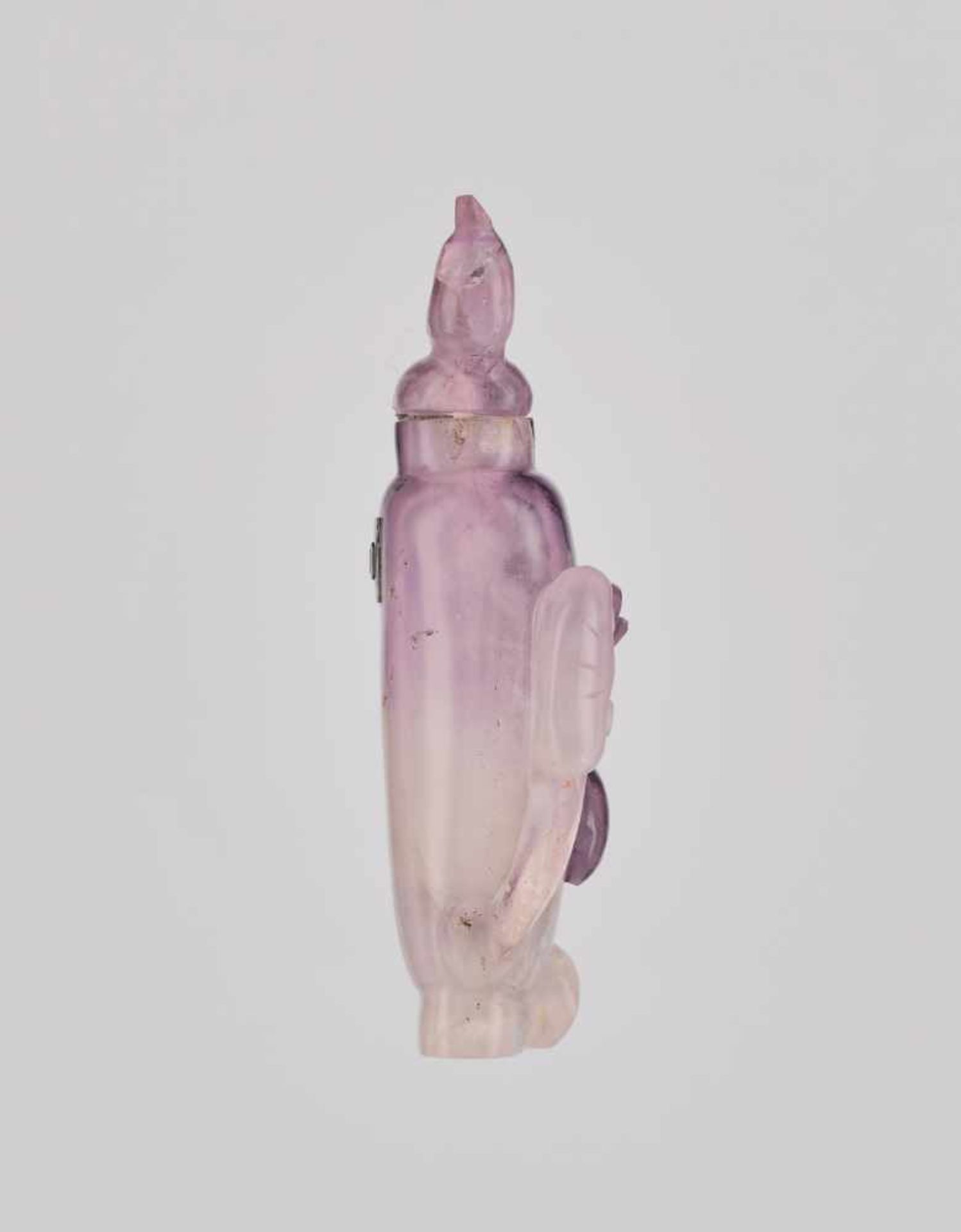 AN AMETHYST ‘LINGZHI’ SNUFF BOTTLE Carved amethyst of with color varying from white crystal to - Image 3 of 6