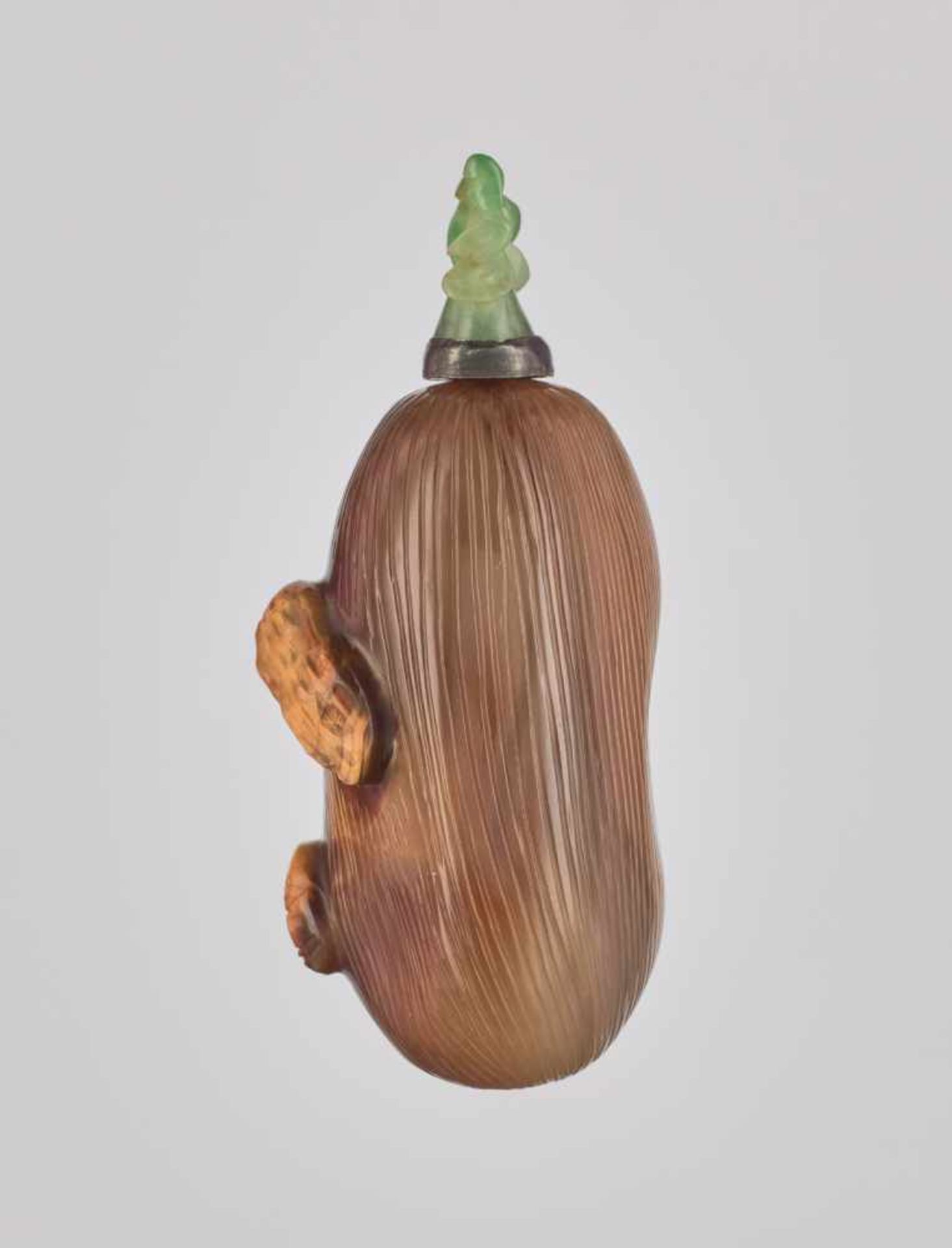 AN AGATE 'PEANUT AND JUJUBE' SNUFF BOTTLE, OFFICIAL SCHOOL, QING DYNASTY Agate, the body with - Image 3 of 6