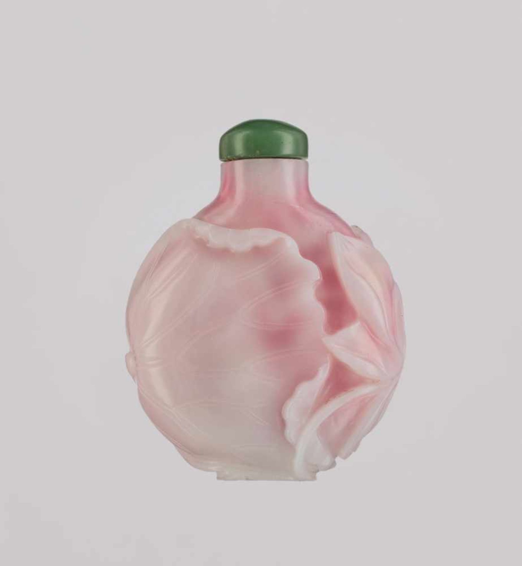 A FINELY CARVED SANDWICHED PINK GLASS 'LOTUS' SNUFF BOTTLE Carved pink and white sandwich glass of - Image 2 of 6