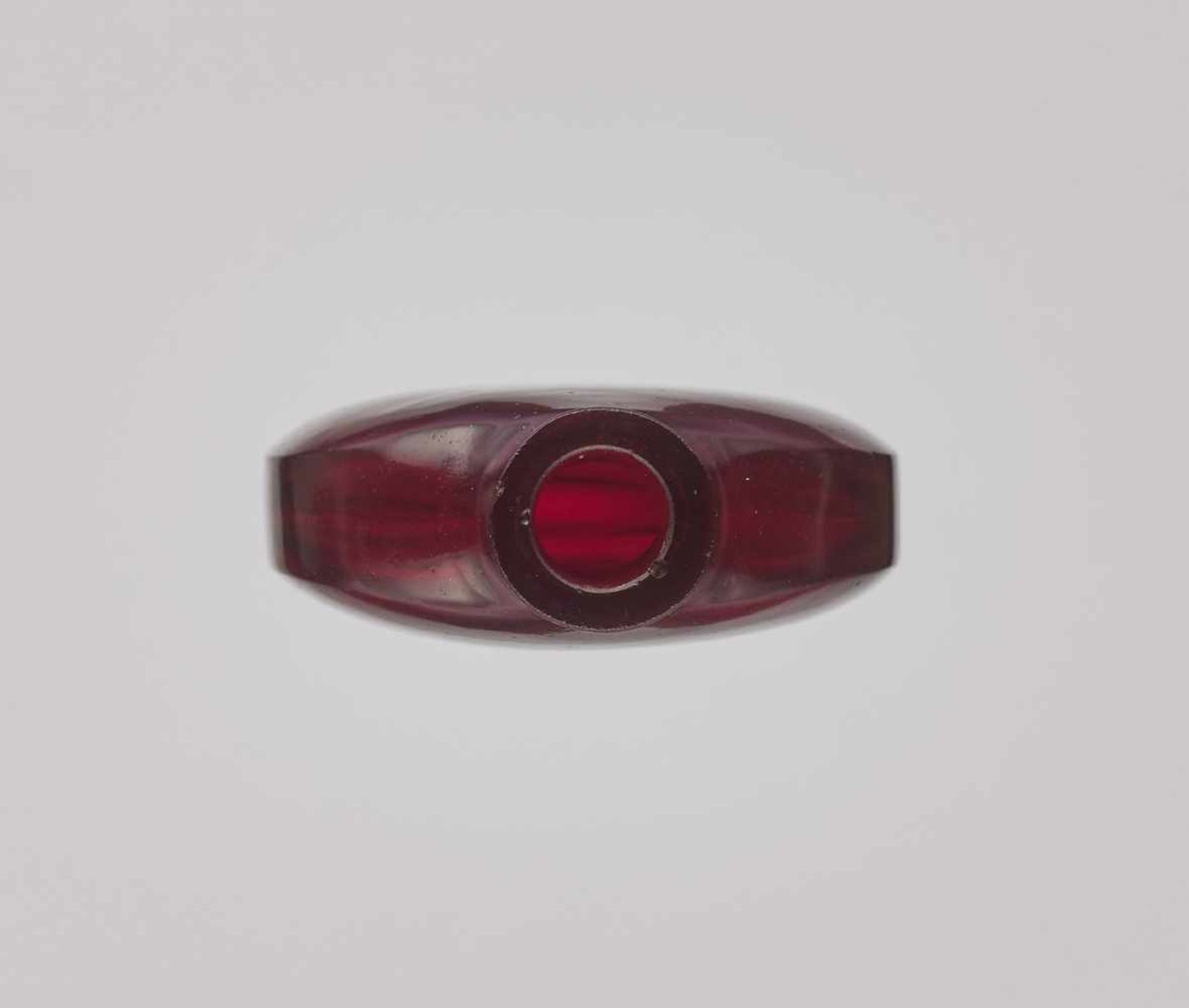 A PLAIN FACETED RUBY-RED GLASS SNUFF BOTTLE, QING DYNASTY Plain glass body with only few small - Image 5 of 6