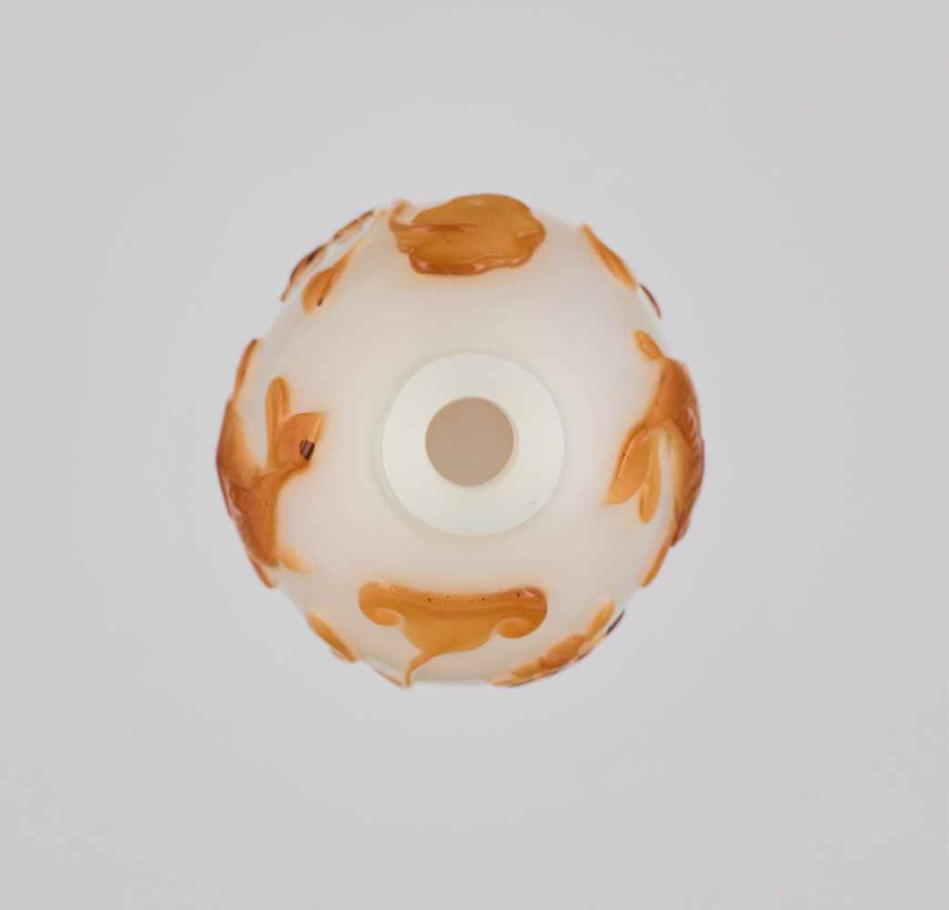 A CARAMEL-YELLOW OVERLAY ‘CARP & LOTUS’ WHITE GLASS SNUFF BOTTLE Carved translucent caramel-yellow - Image 5 of 6