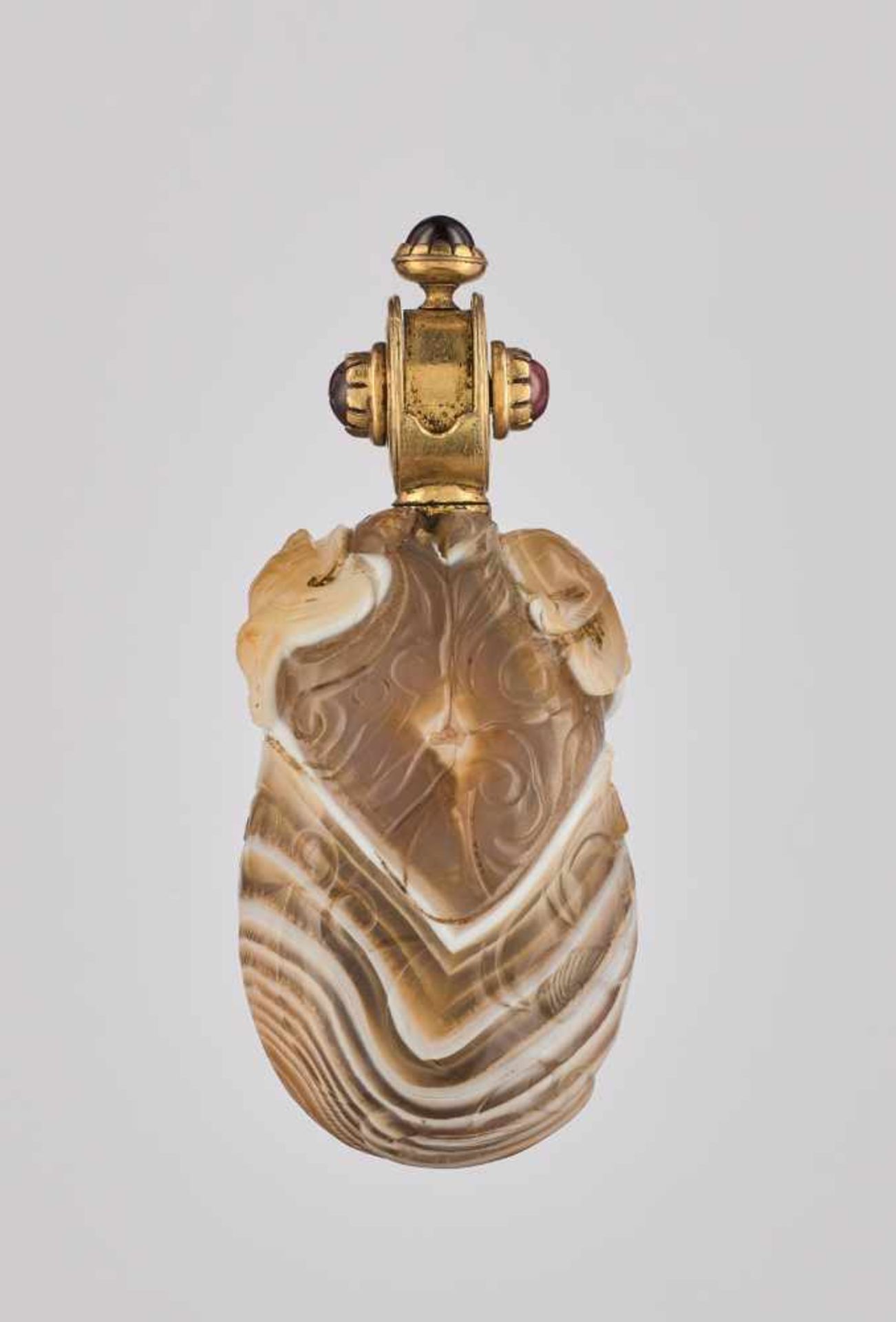 AN UNUSUAL, POSSIBLY IMPERIAL BANDED AGATE 'CHILONG' SNUFF BOTTLE, QING DYNASTY, 1770-1900 Banded - Image 4 of 8