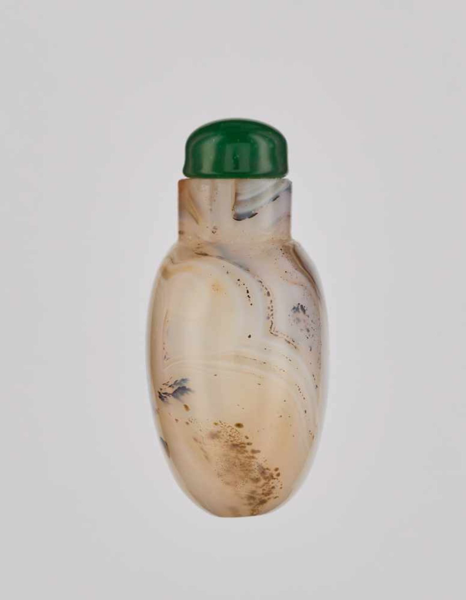 A FLOATING BANDED AGATE ‘CHICKEN CUP HOMAGE’ SNUFF BOTTLE, 1750-1850 Dendritic agate of light sand- - Image 4 of 7