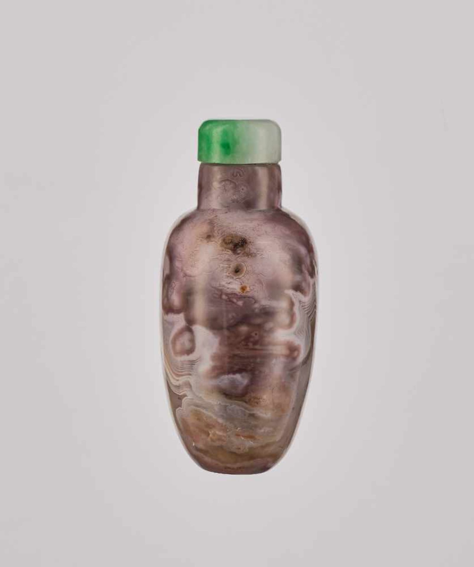 A 'THUMBPRINT' AGATE SNUFF BOTTLE, QING DYNASTY Agate with a smooth polish. China, 1750-1880The - Bild 3 aus 6