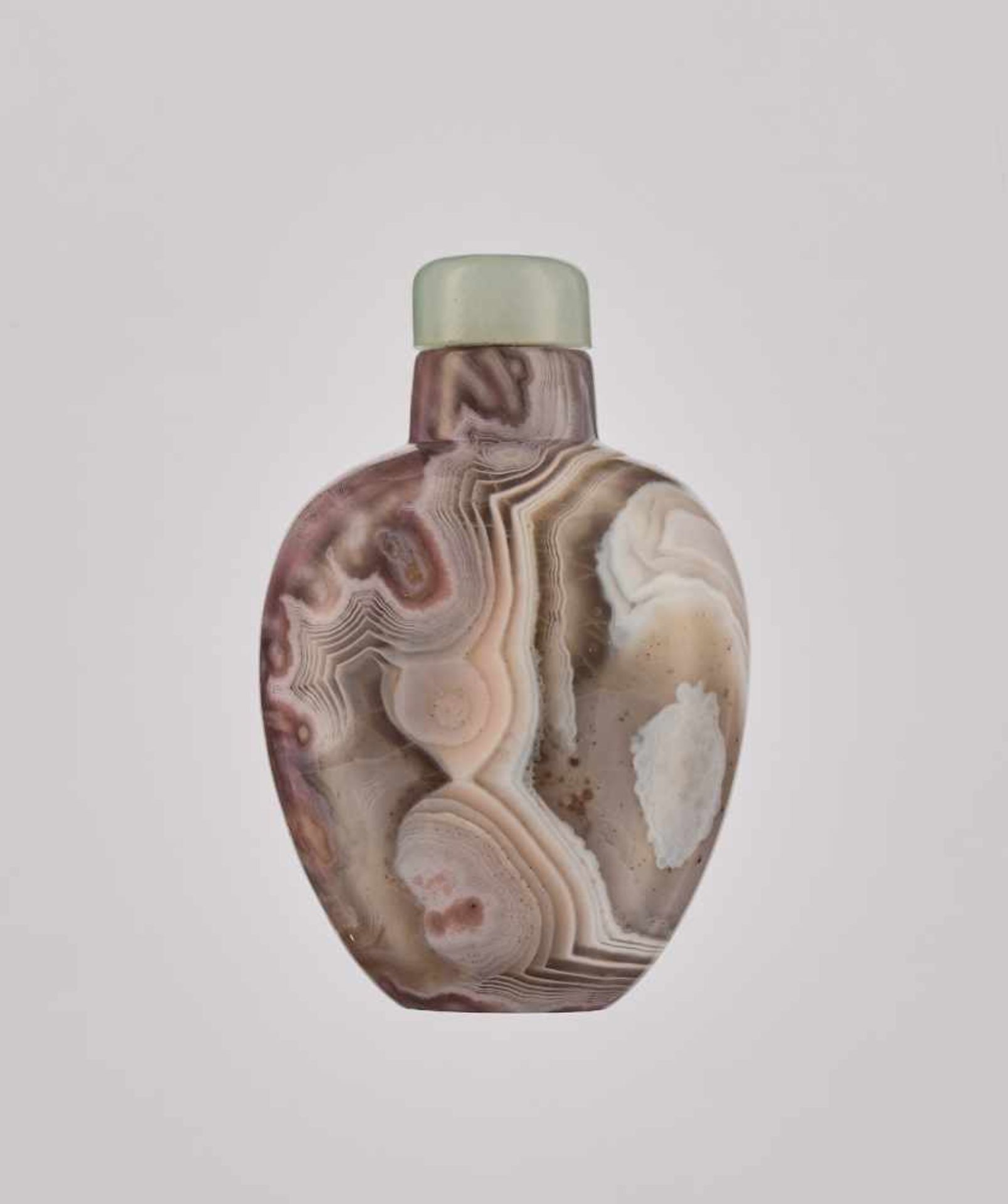 A 'THUMBPRINT' AGATE SNUFF BOTTLE, QING DYNASTY Agate with a smooth polish. China, 1750-1880The - Bild 2 aus 6