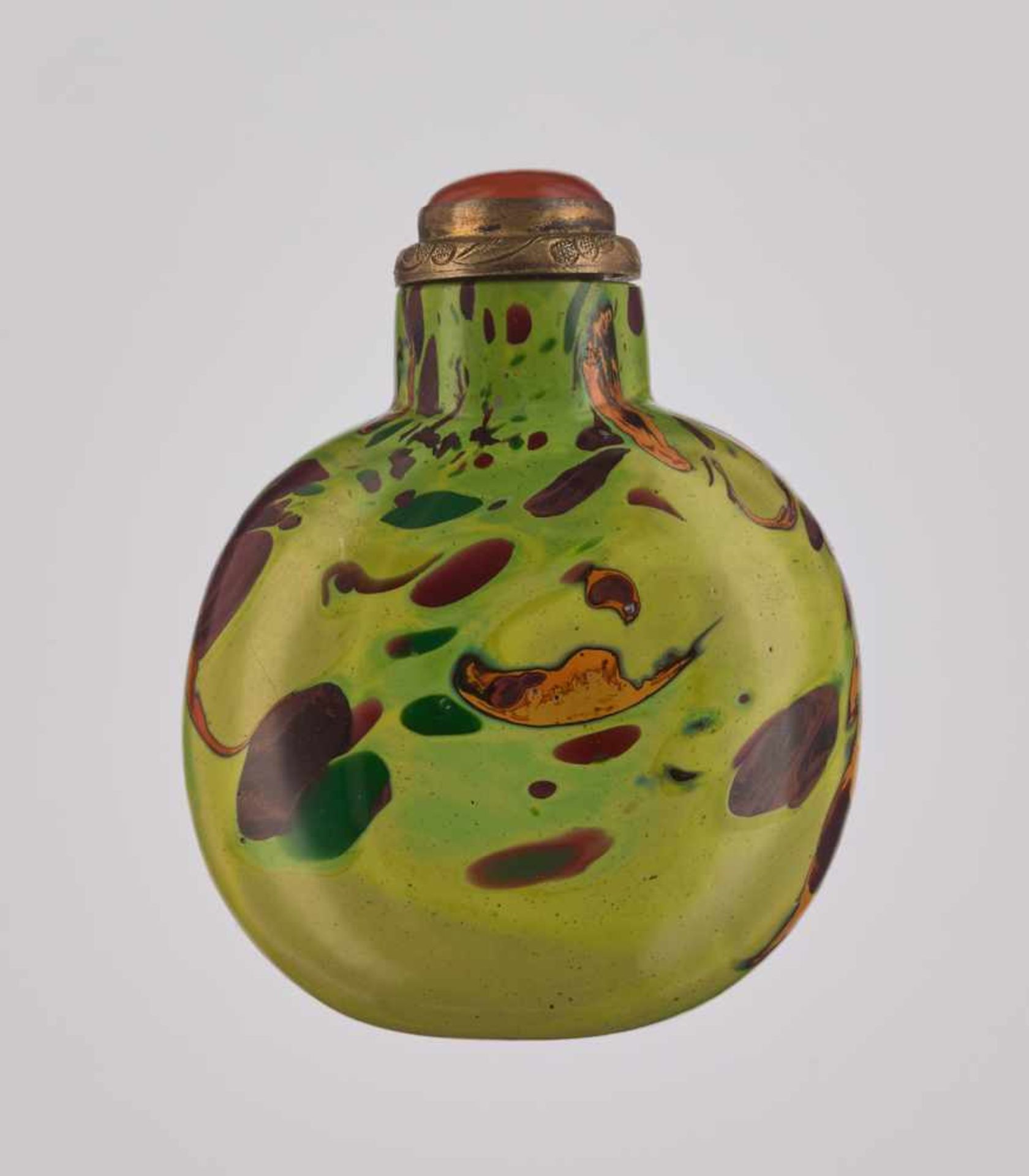 A THREE-COLOR SPLASHED GREEN ‘SANDWICH’ GLASS SNUFF BOTTLE The slightly swirled, opaque olivegreen