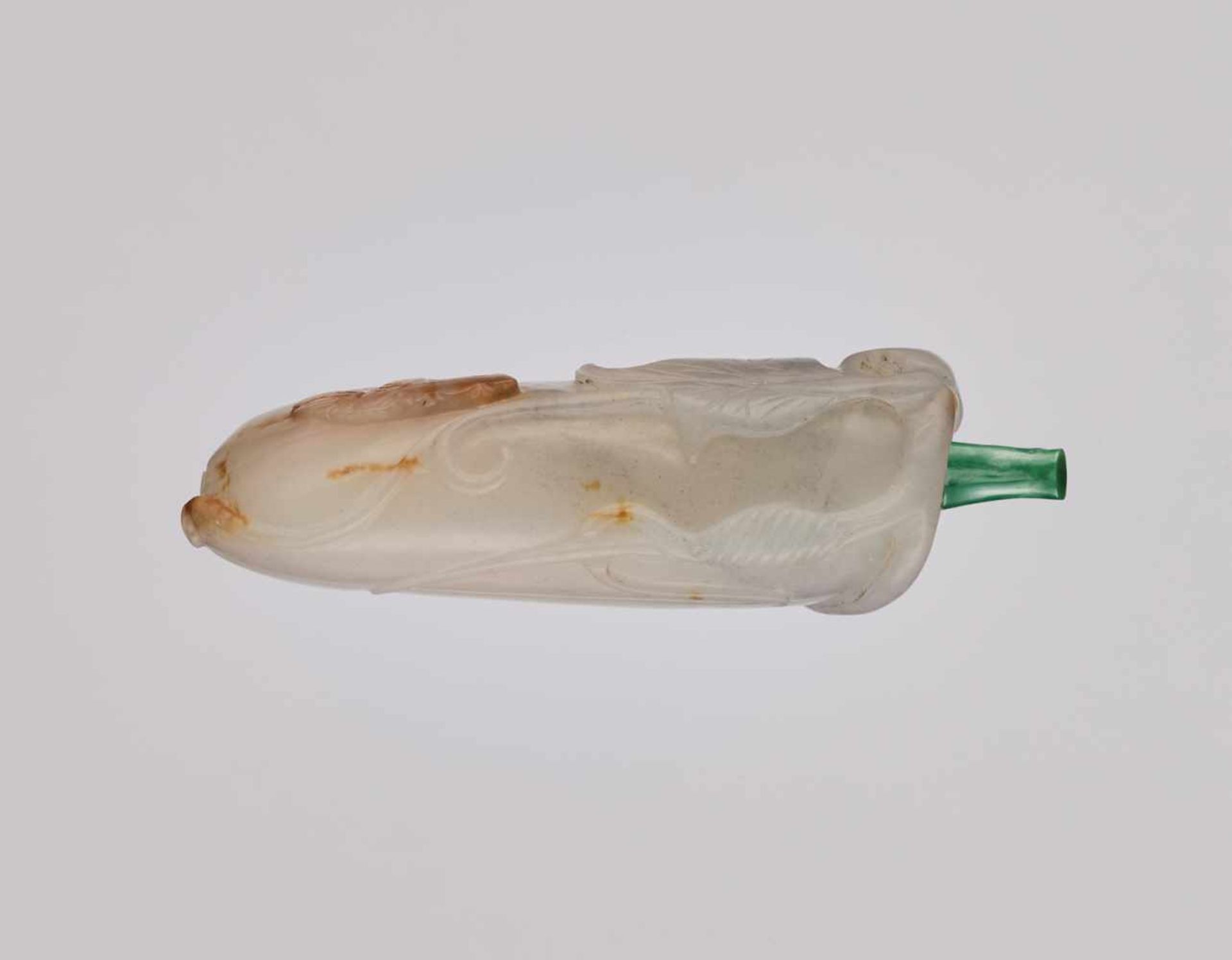 A WHITE-GREY AND RUSSET GOURD-FORM JADE SNUFF BOTTLE Nephrite of somewhat greyish celadon color with - Image 4 of 6