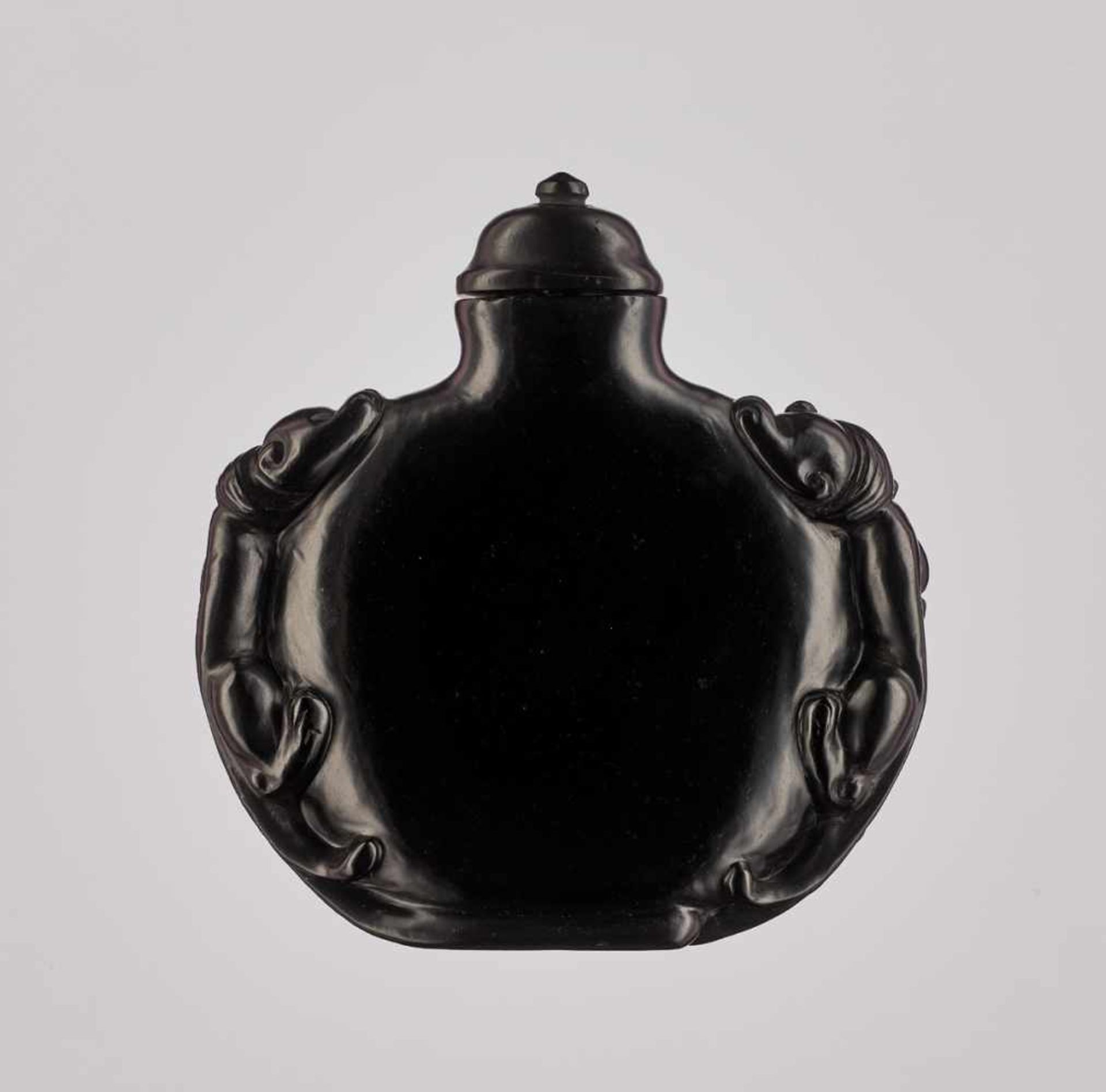 A JET ‘CHILONG’ SNUFF BOTTLE, QING DYNASTY, 18TH - 19TH CENTURY Carved and polished black jet of - Image 2 of 7