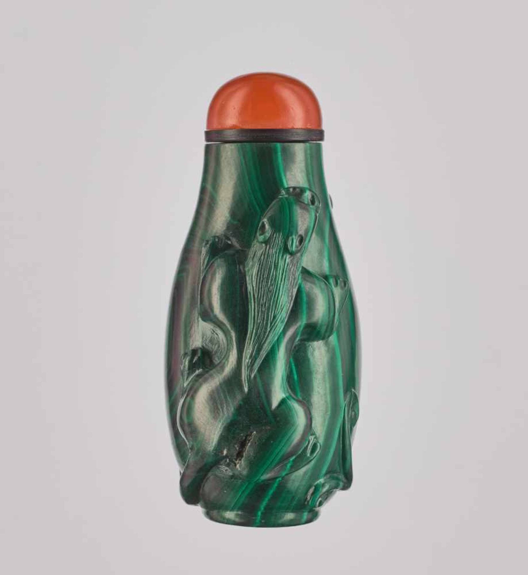 A CARVED ‘CHILONG’ THUMBPRINT MALACHITE SNUFF BOTTLE, QING DYNASTY Malachite with expressive - Bild 3 aus 6