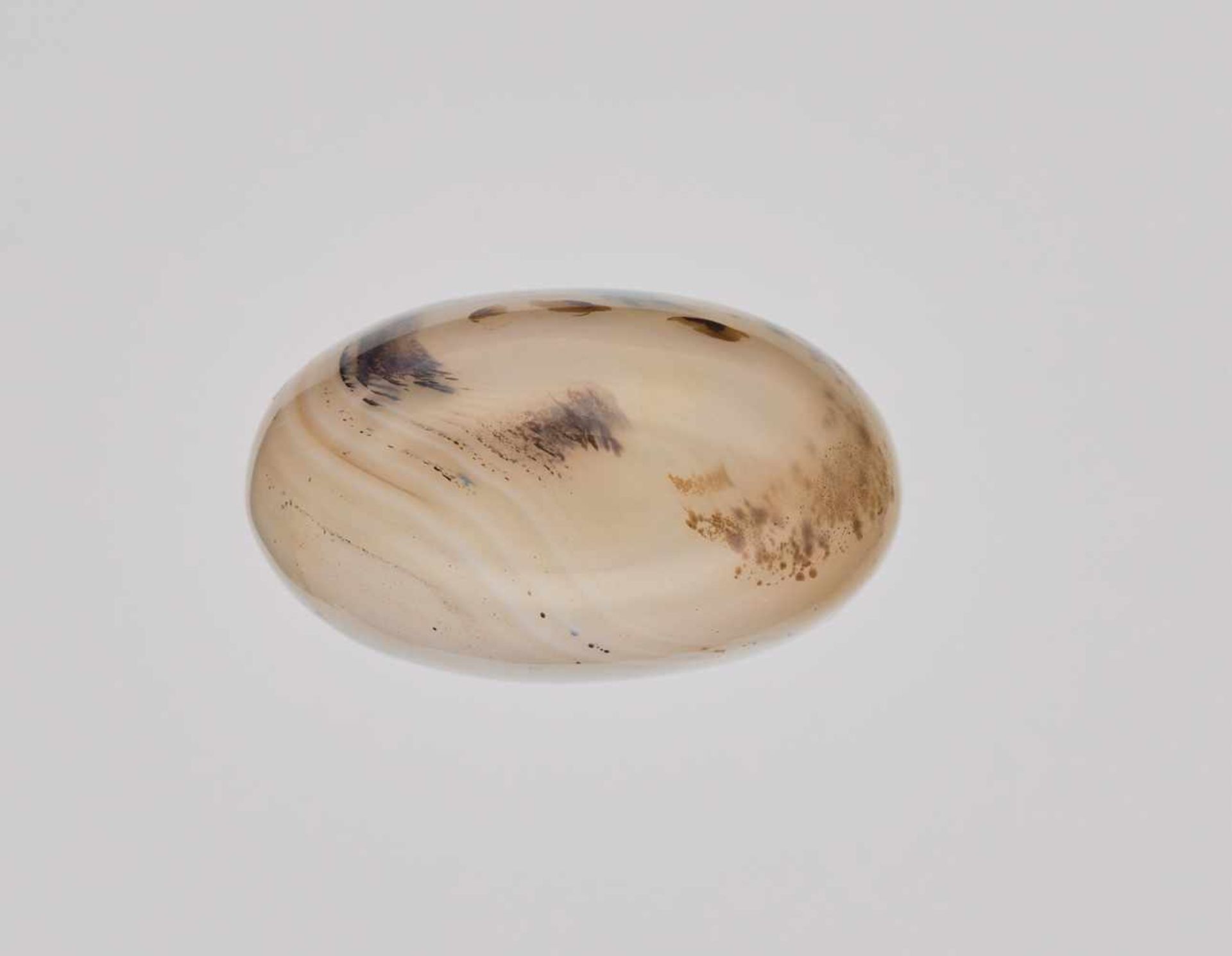 A FLOATING BANDED AGATE ‘CHICKEN CUP HOMAGE’ SNUFF BOTTLE, 1750-1850 Dendritic agate of light sand- - Image 6 of 7