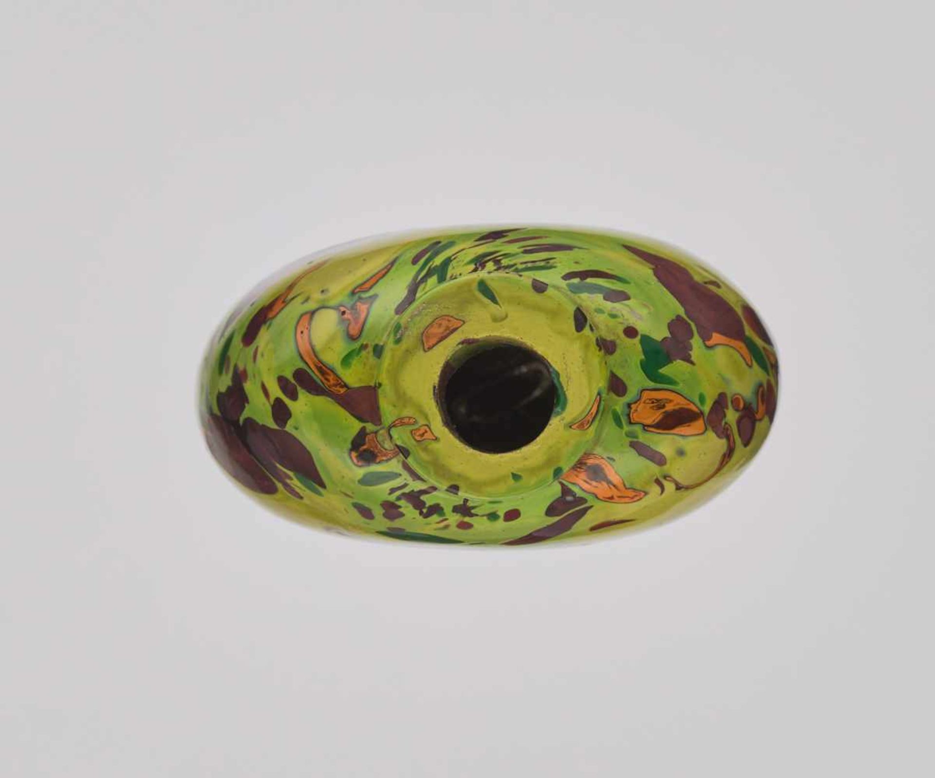 A THREE-COLOR SPLASHED GREEN ‘SANDWICH’ GLASS SNUFF BOTTLE The slightly swirled, opaque olivegreen - Image 5 of 6