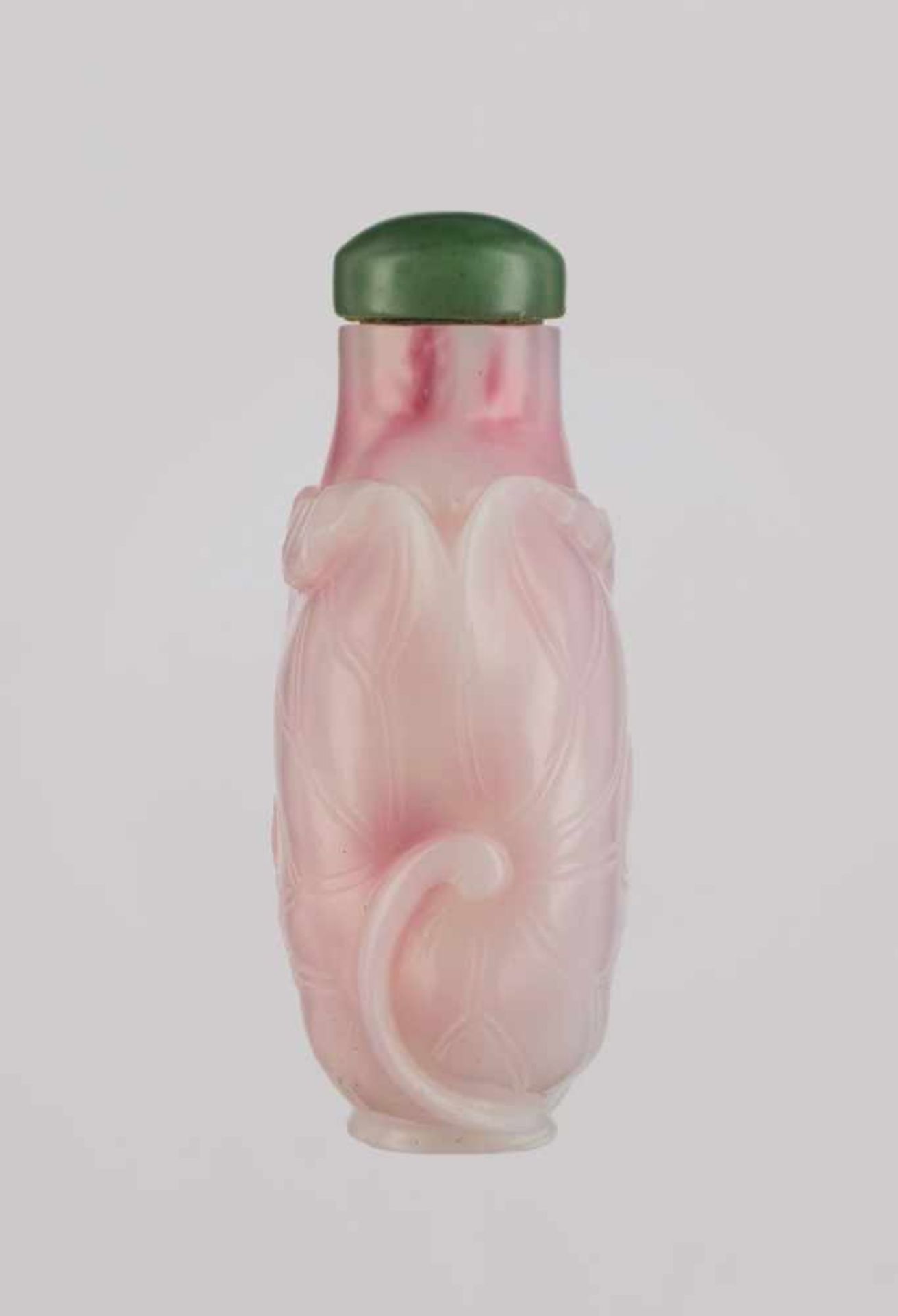 A FINELY CARVED SANDWICHED PINK GLASS 'LOTUS' SNUFF BOTTLE Carved pink and white sandwich glass of - Image 3 of 6