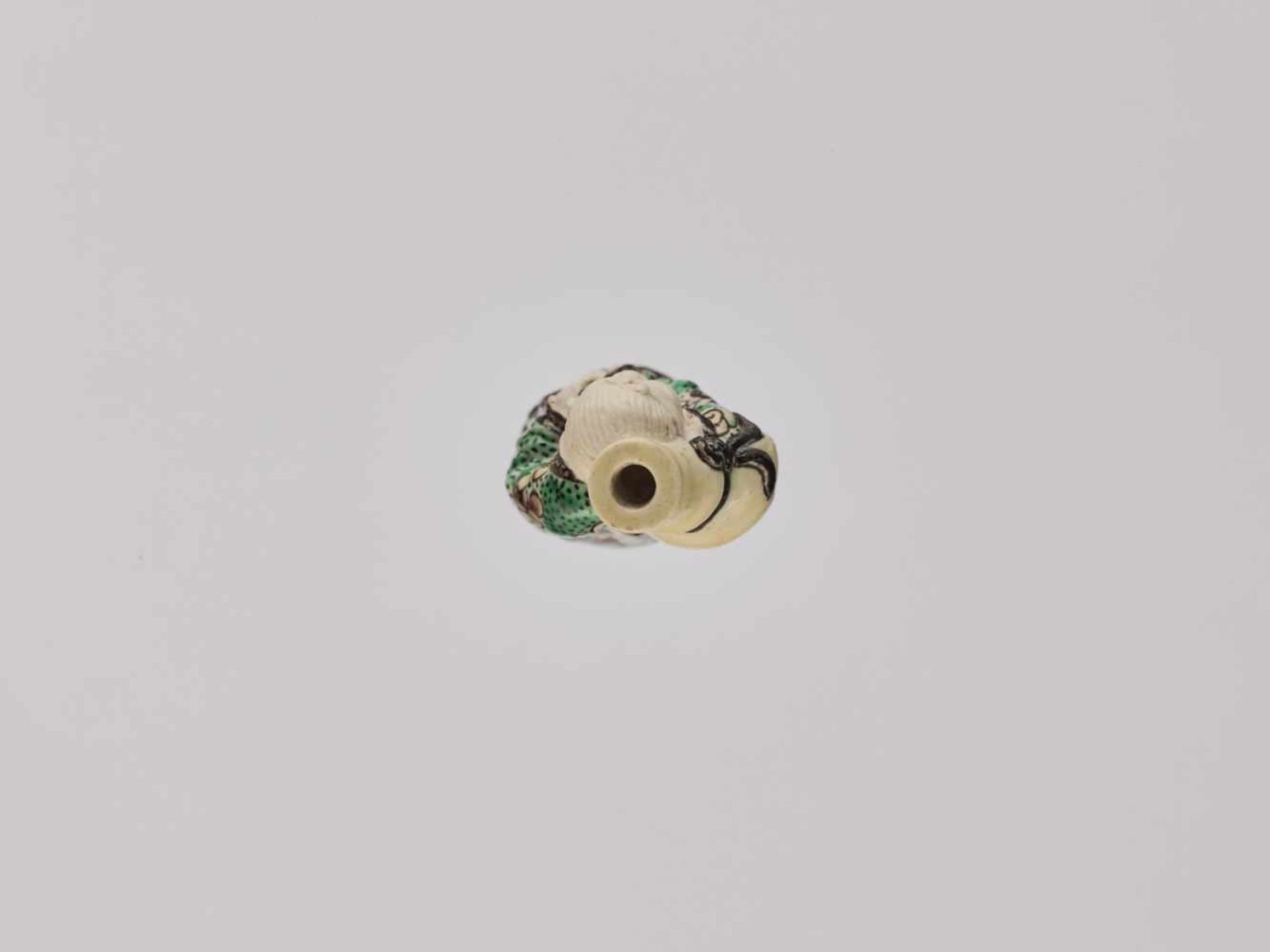 A CARVED FAMILLE VERTE PORCELAIN 'HUGONG' SNUFF BOTTLE, QING DYNASTY Carved porcelain with enamel - Image 5 of 7