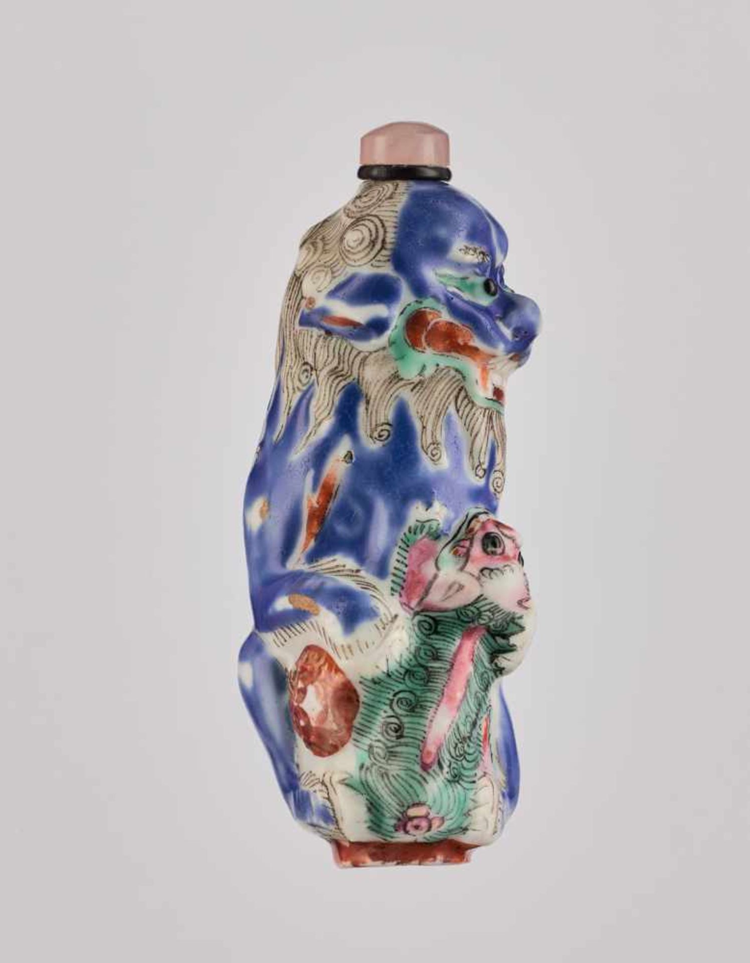 A MOLDED PORCELAIN 'BUDDHIST LION AND CUB' SNUFF BOTTLE, QING DYNASTY Molded and carved porcelain - Image 3 of 6