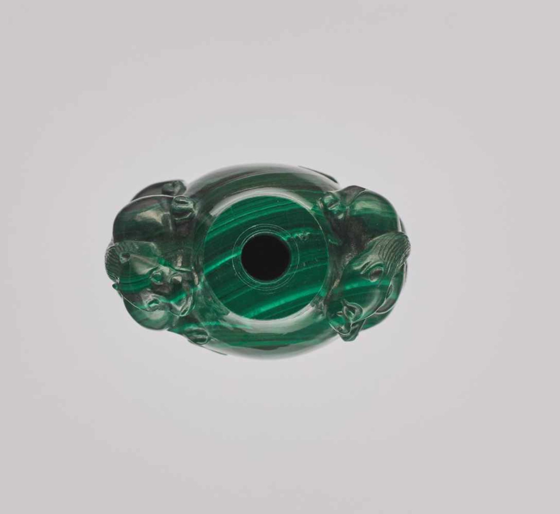 A CARVED ‘CHILONG’ THUMBPRINT MALACHITE SNUFF BOTTLE, QING DYNASTY Malachite with expressive - Bild 5 aus 6