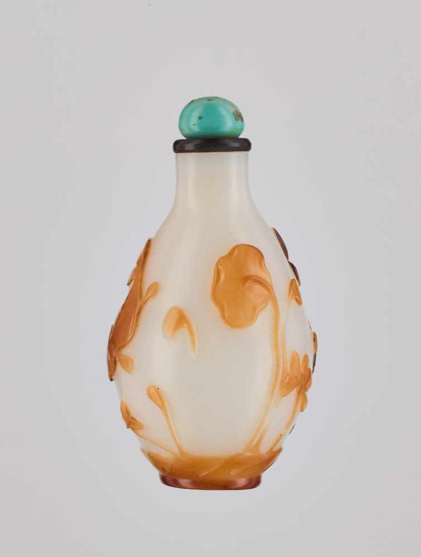 A CARAMEL-YELLOW OVERLAY ‘CARP & LOTUS’ WHITE GLASS SNUFF BOTTLE Carved translucent caramel-yellow - Image 4 of 6