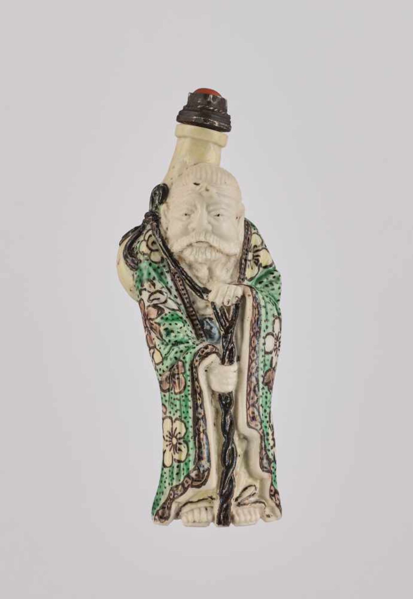 A CARVED FAMILLE VERTE PORCELAIN 'HUGONG' SNUFF BOTTLE, QING DYNASTY Carved porcelain with enamel