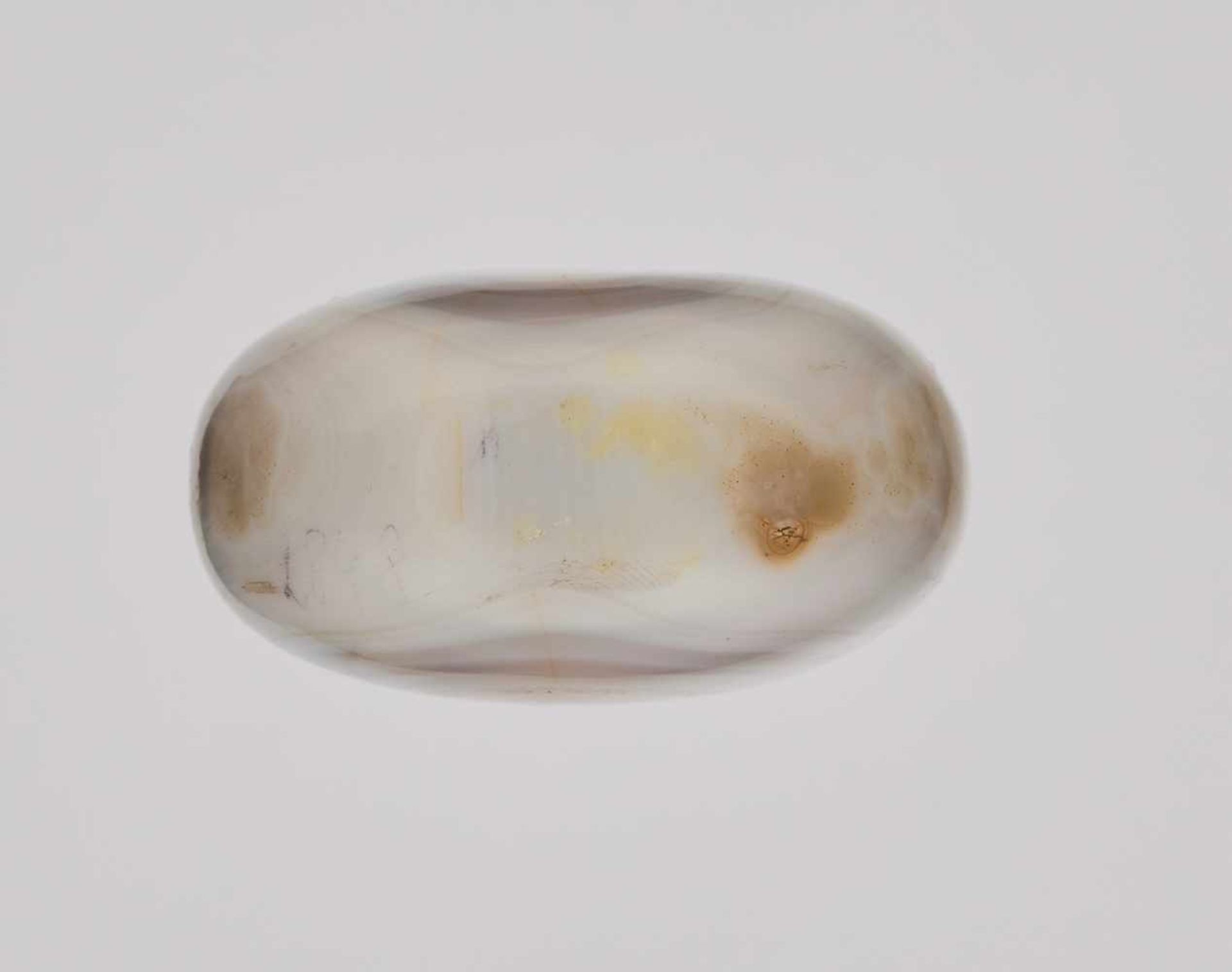 A PEBBLE-FORM 'THUMBPRINT' AGATE SNUFF BOTTLE, QING DYNASTY Banded agate of natural pebble form with - Image 6 of 6