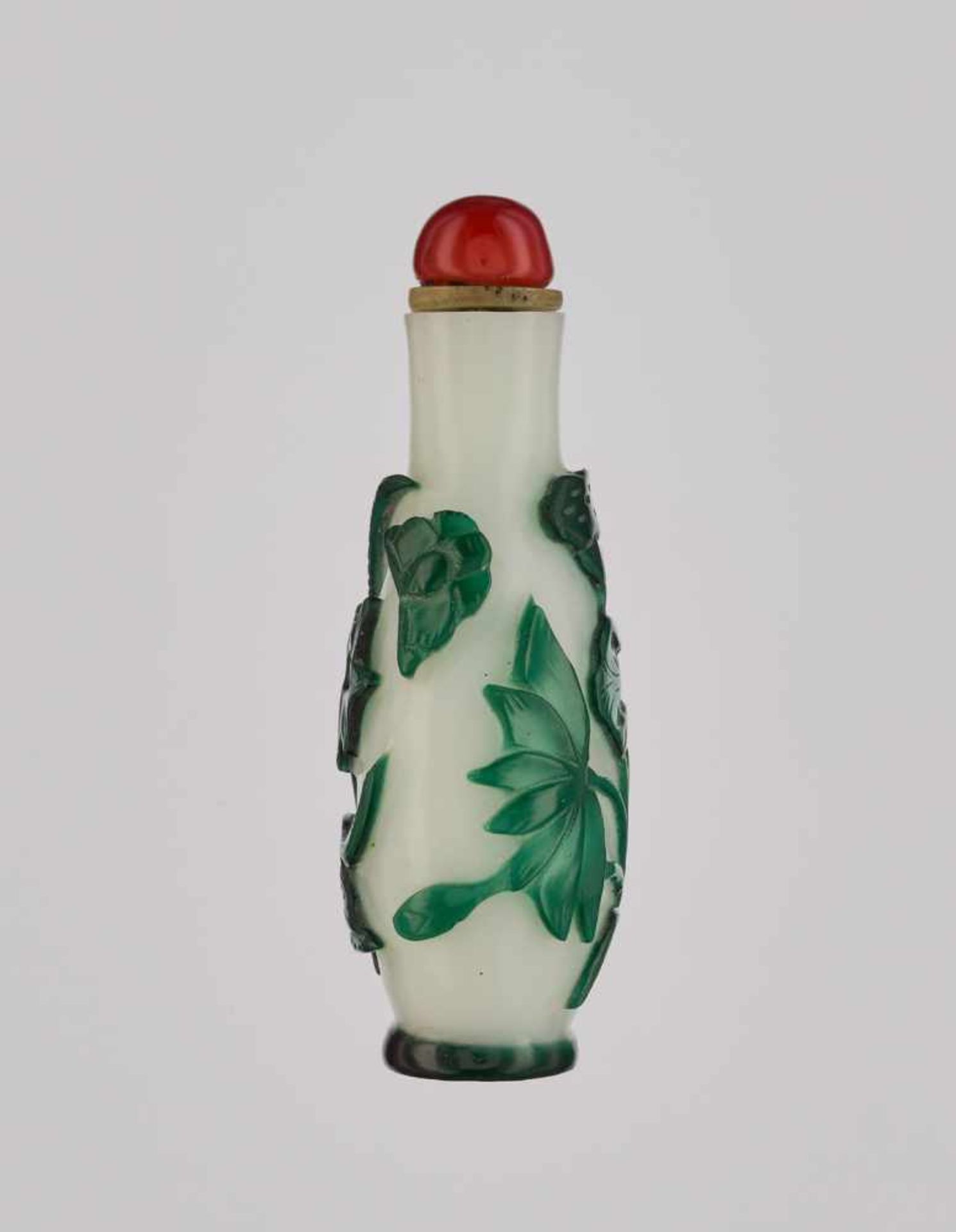 AN EMERALD-GREEN OVERLAY WHITE GLASS ‘LOTUS’ SNUFF BOTTLE, QING DYNASTY Glass, with incised - Image 3 of 6