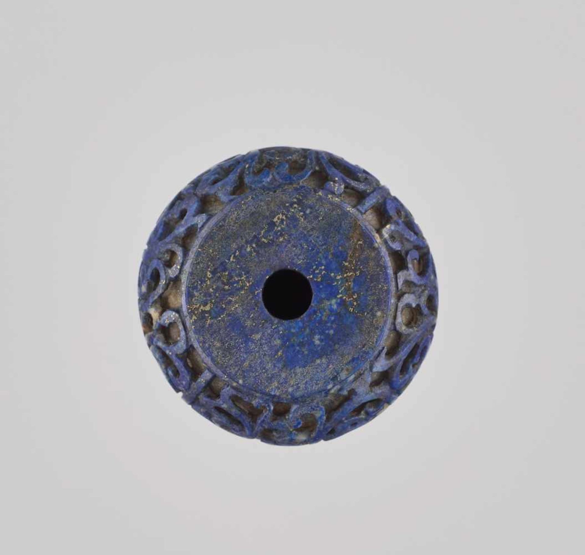 AN UNUSUAL MUGHAL-STYLE ‘TRELLIS’ LAPIS LAZULI SNUFF BOTTLE, MEIPING-FORM The stone with a layer - Image 5 of 6