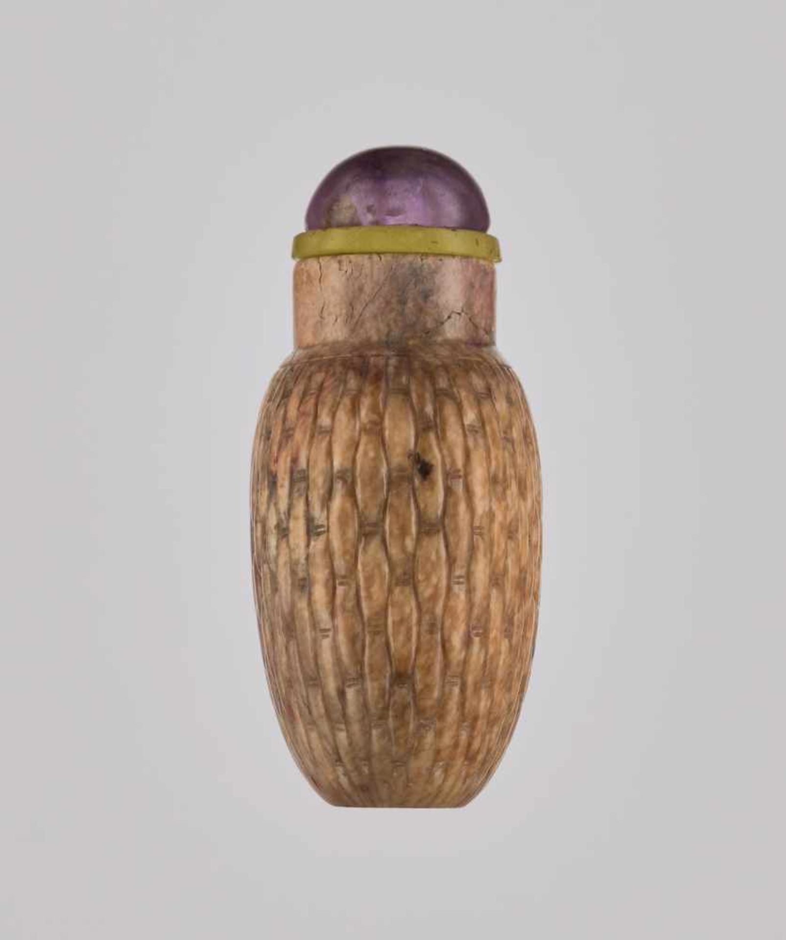 A SOAPSTONE 'BASKET-WEAVE' SNUFF BOTTLE, QING DYNASTY, 18TH CENTURY Soapstone carved in relief, - Image 3 of 6