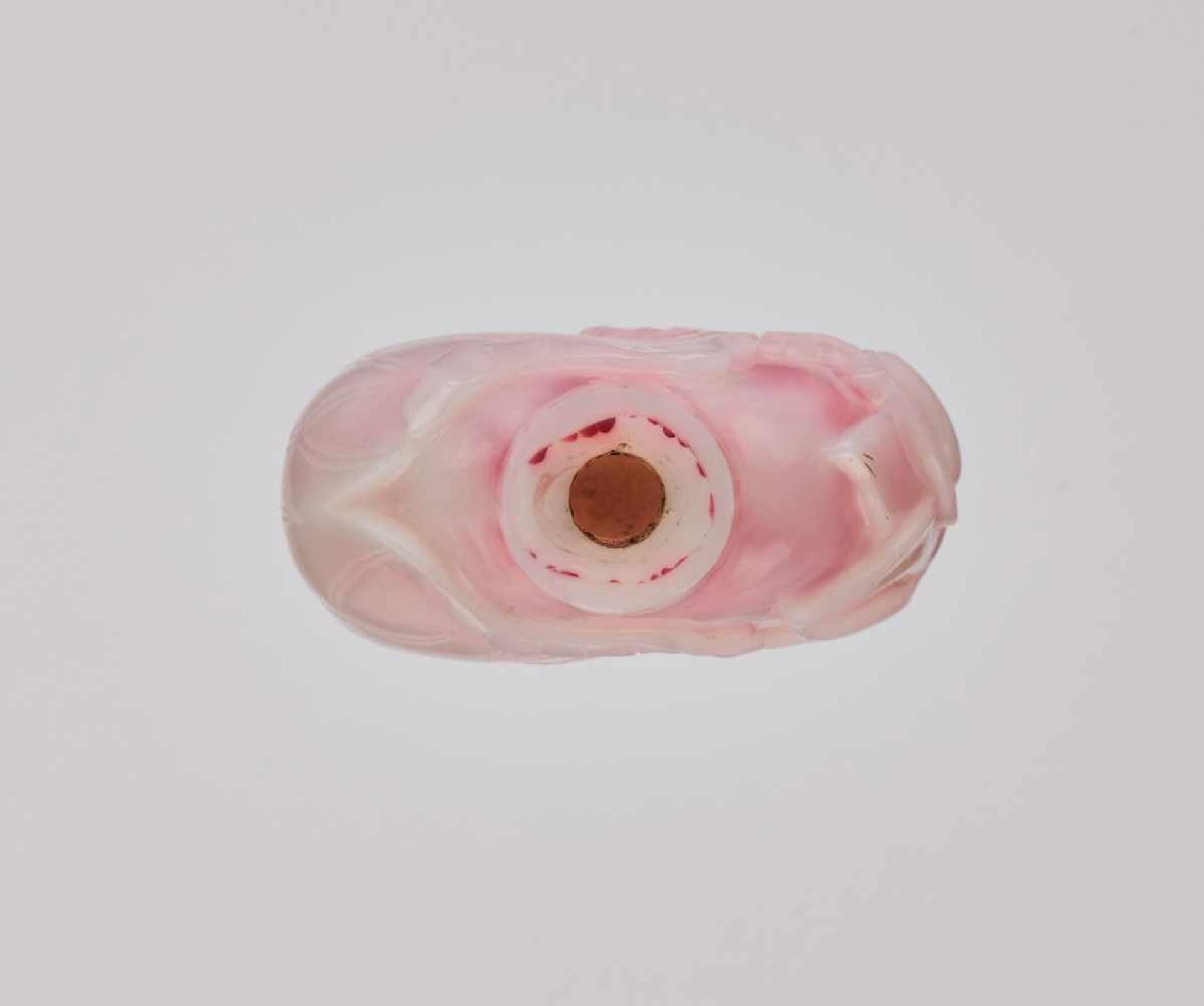 A FINELY CARVED SANDWICHED PINK GLASS 'LOTUS' SNUFF BOTTLE Carved pink and white sandwich glass of - Image 5 of 6