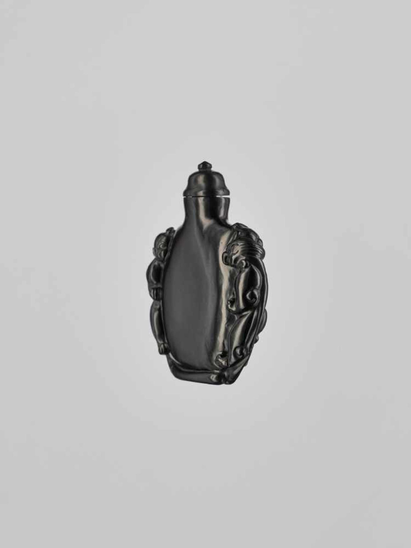 A JET ‘CHILONG’ SNUFF BOTTLE, QING DYNASTY, 18TH - 19TH CENTURY Carved and polished black jet of - Image 5 of 7