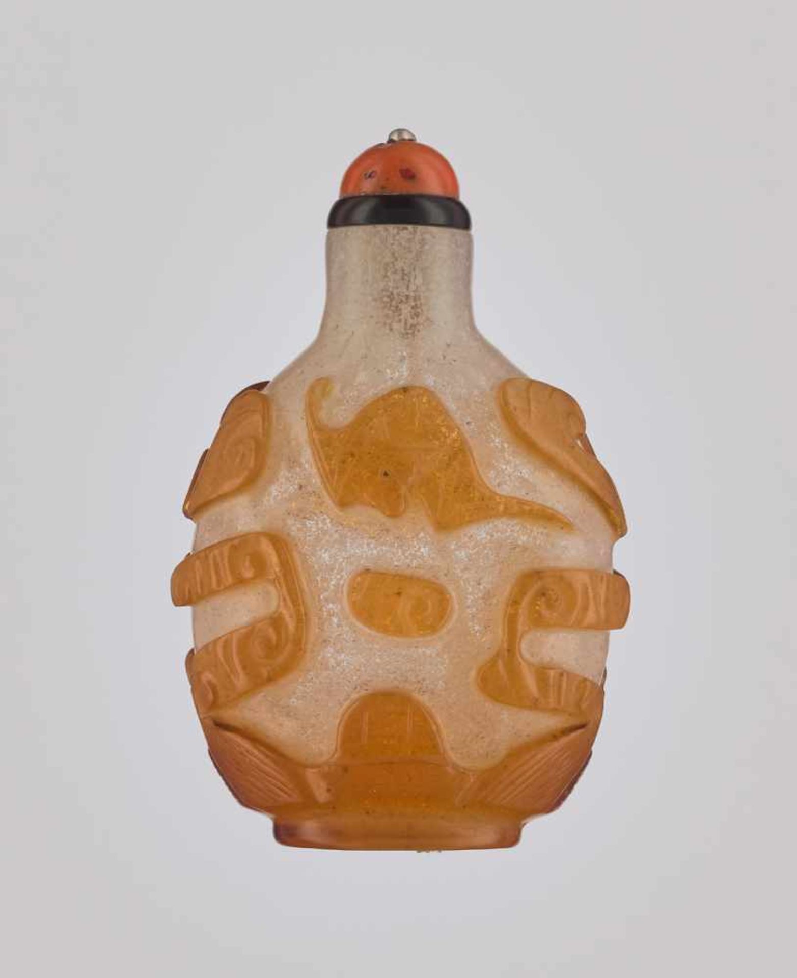 AN AMBER-COLORED OVERLAY ‘BATS’ GLASS SNUFF BOTTLE Carved translucent amber-colored overlay on - Image 2 of 6