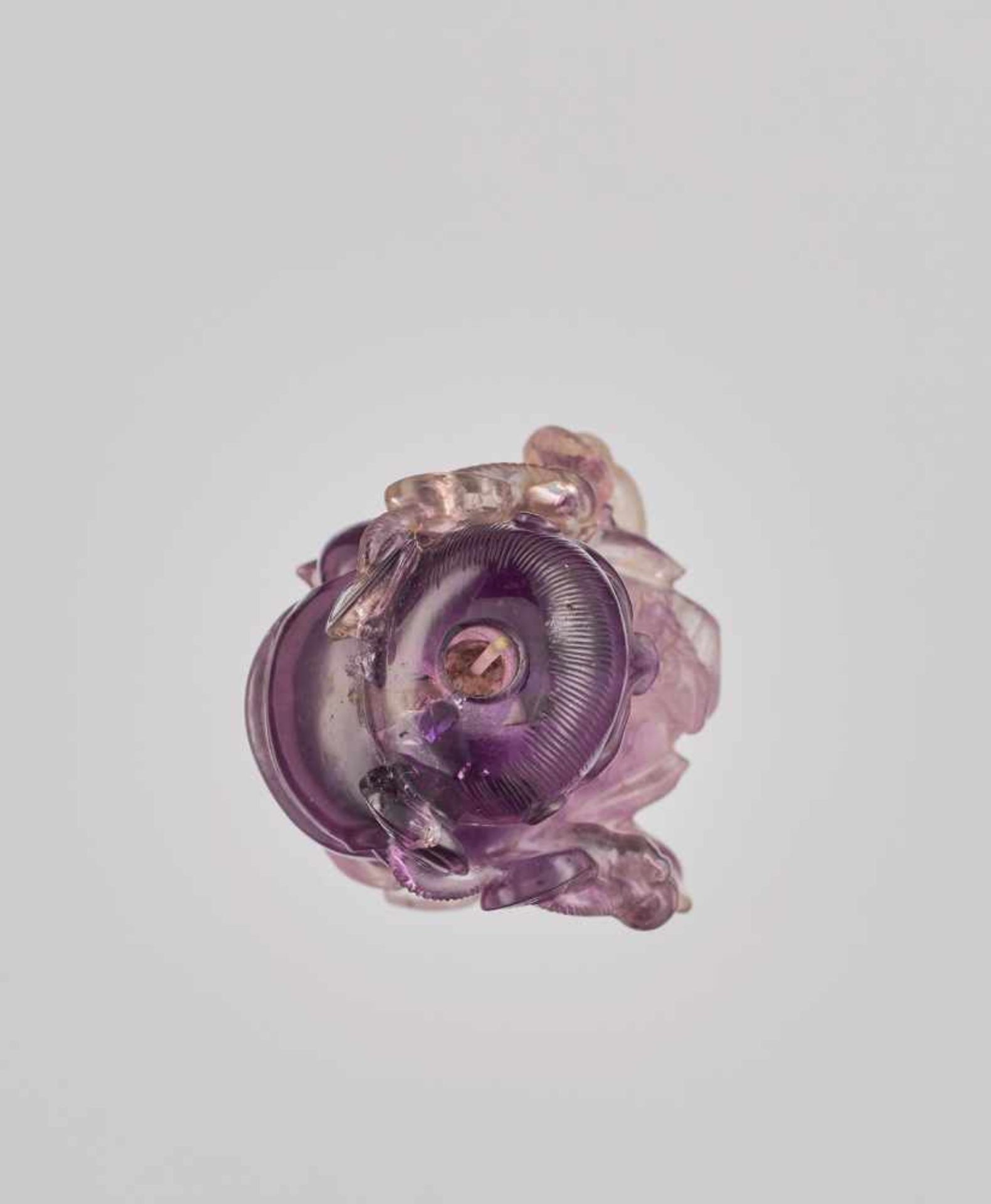 A FIGURAL ‘LIU HAI AND TOAD’ AMETHYST SNUFF BOTTLE Amethyst, the colors of the transparent crystal - Image 5 of 6
