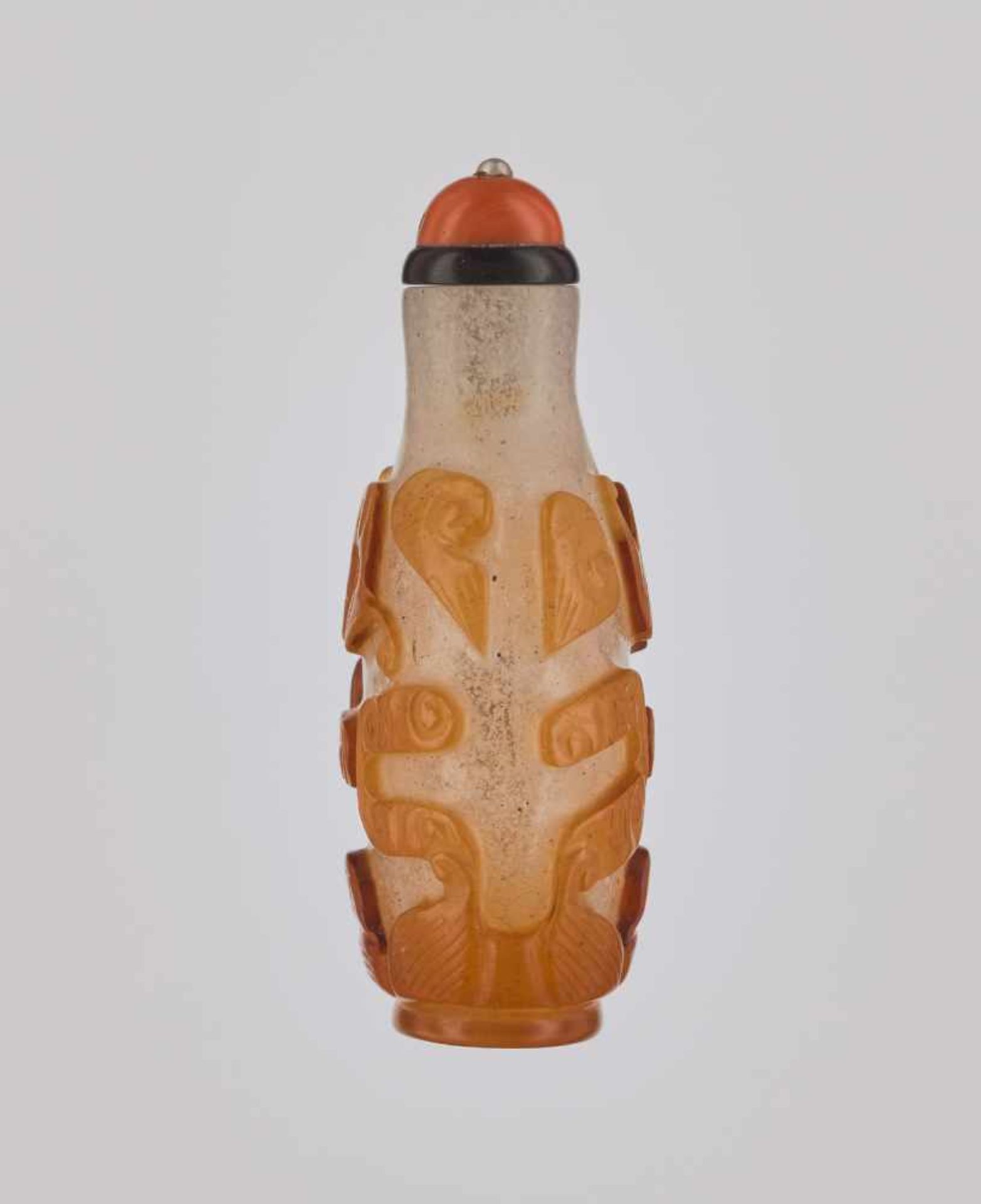 AN AMBER-COLORED OVERLAY ‘BATS’ GLASS SNUFF BOTTLE Carved translucent amber-colored overlay on - Image 3 of 6