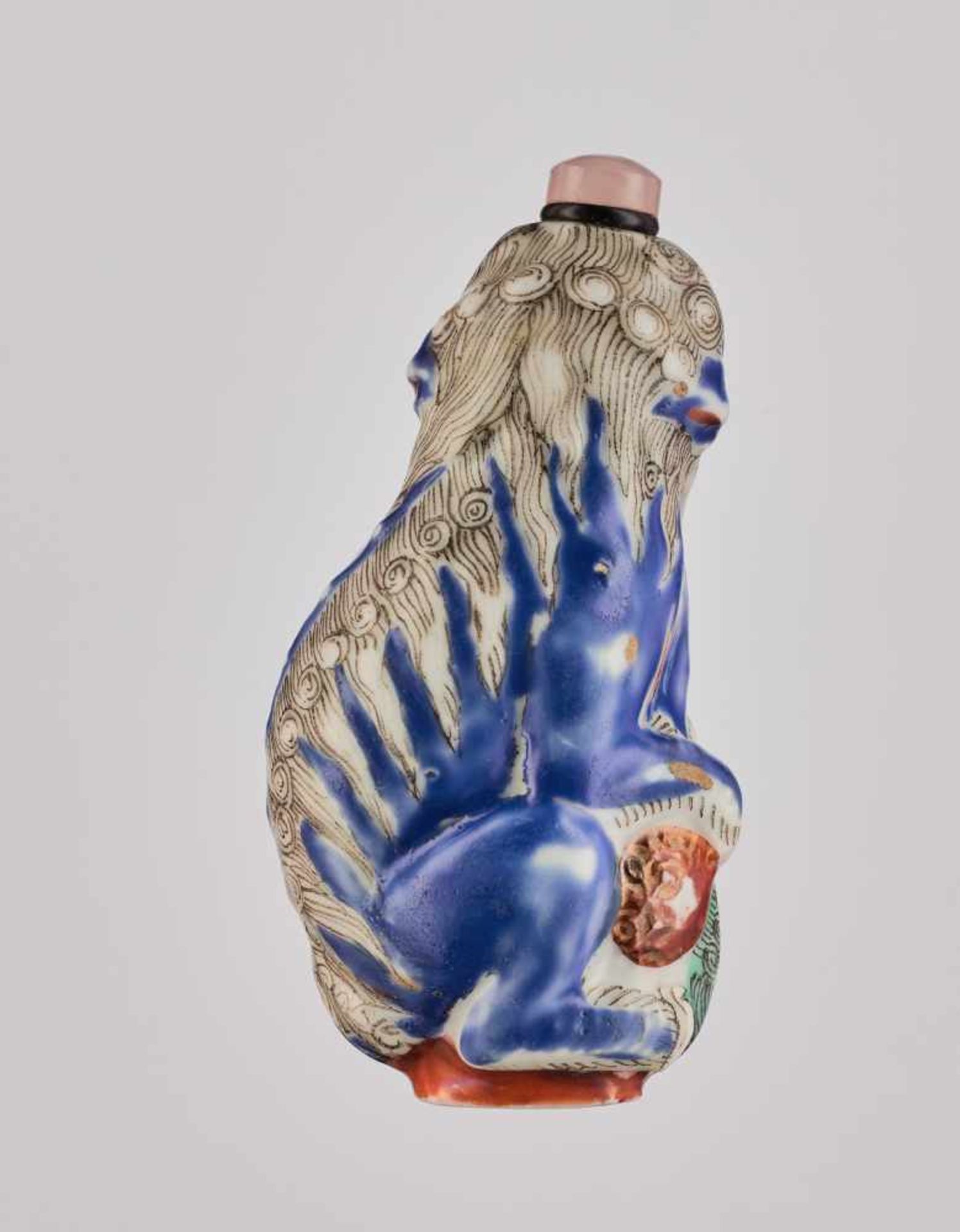 A MOLDED PORCELAIN 'BUDDHIST LION AND CUB' SNUFF BOTTLE, QING DYNASTY Molded and carved porcelain - Image 2 of 6