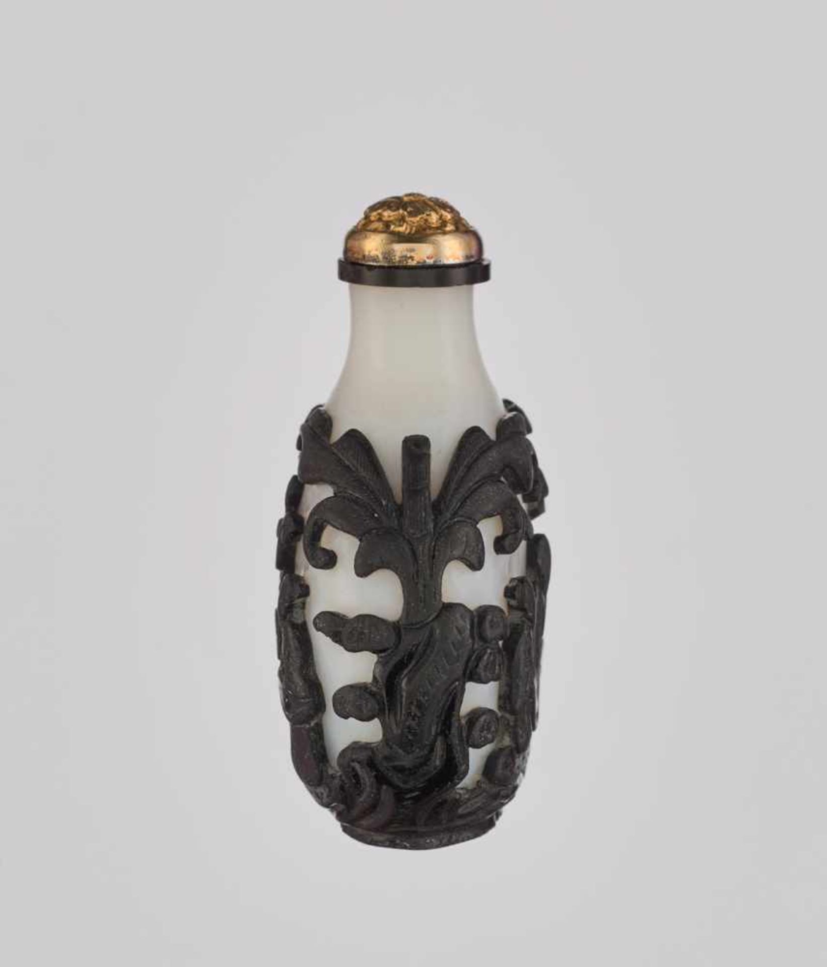 A BLACK OVERLAY ‘SCHOLARS AND ATTENDANTS’ WHITE GLASS SNUFF BOTTLE White opaque glass with carved - Image 4 of 6