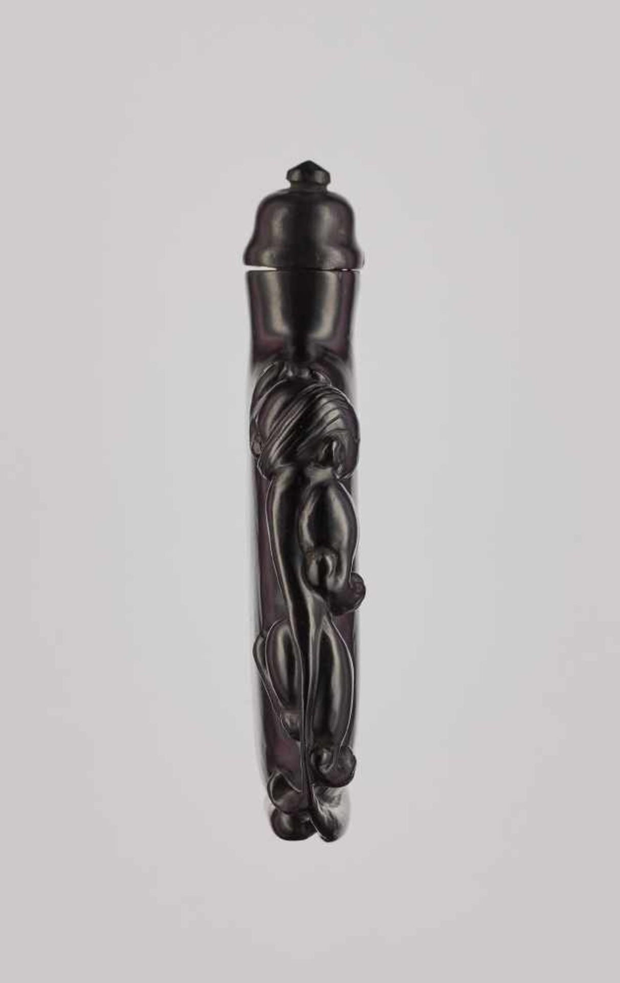 A JET ‘CHILONG’ SNUFF BOTTLE, QING DYNASTY, 18TH - 19TH CENTURY Carved and polished black jet of - Image 3 of 7