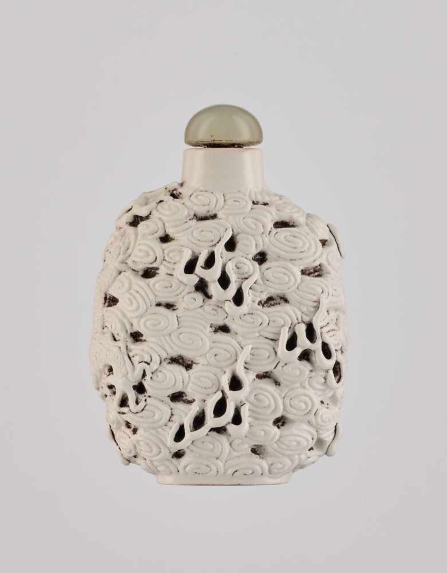 A MOLDED ‘DRAGON’ PORCELAIN SNUFF BOTTLE, DAOGUANG MARK AND PERIOD Molded and carved white porcelain - Image 2 of 6