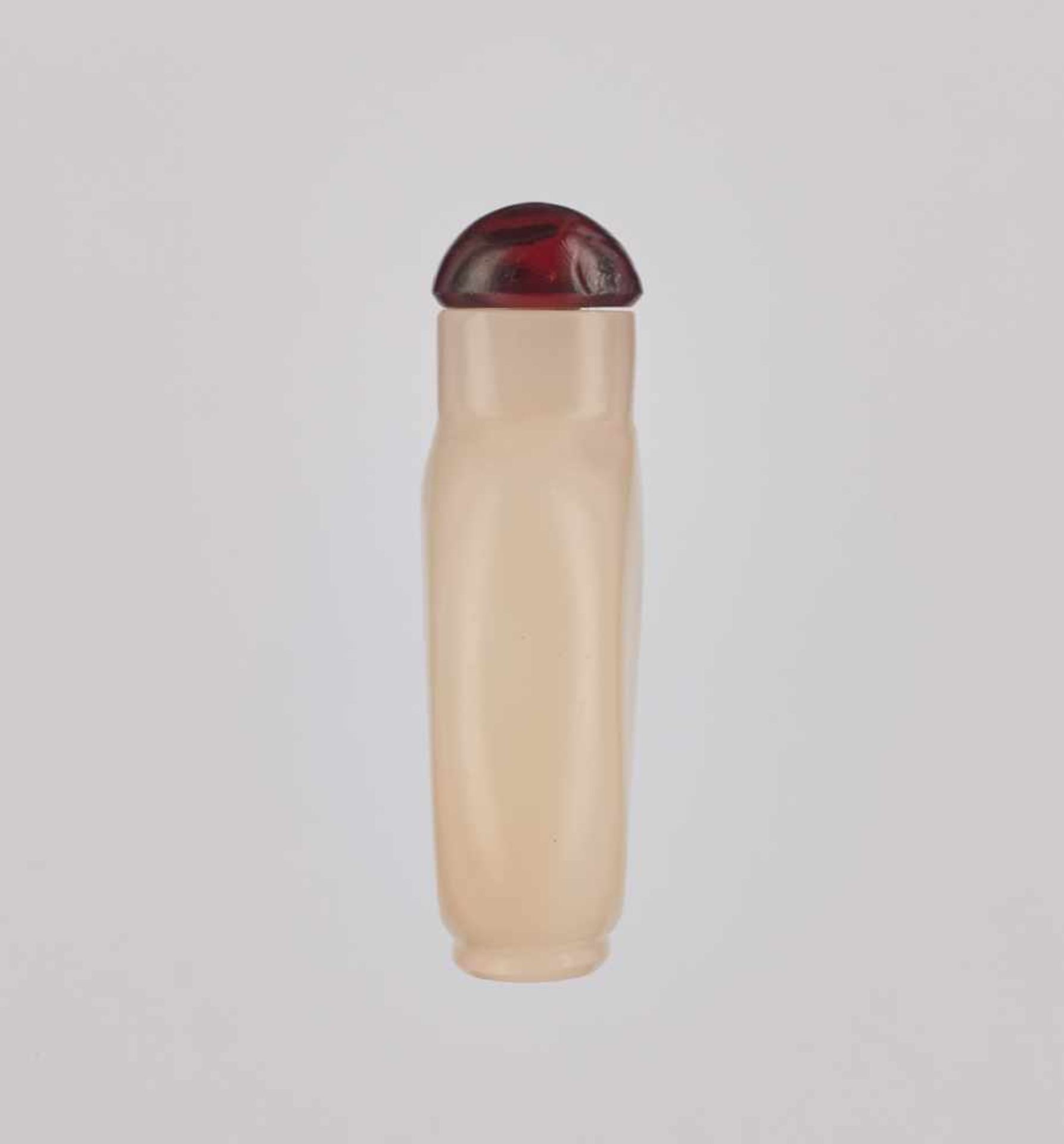 A GLASS 'JADE-IMITATION' DISK-SHAPED SNUFF BOTTLE, QING DYNASTY Glass of even, creamy-white color in - Bild 3 aus 7