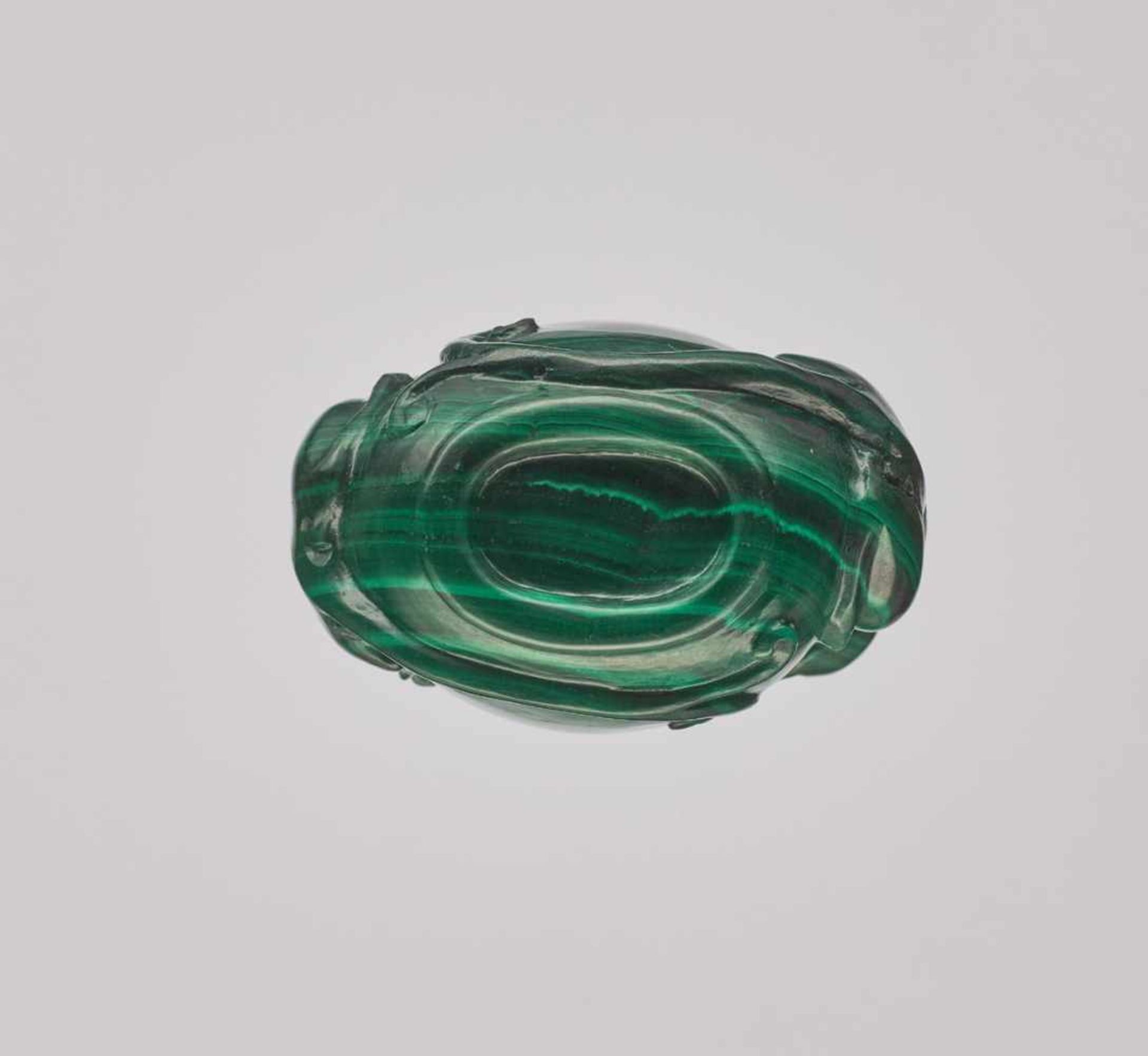 A CARVED ‘CHILONG’ THUMBPRINT MALACHITE SNUFF BOTTLE, QING DYNASTY Malachite with expressive - Bild 6 aus 6