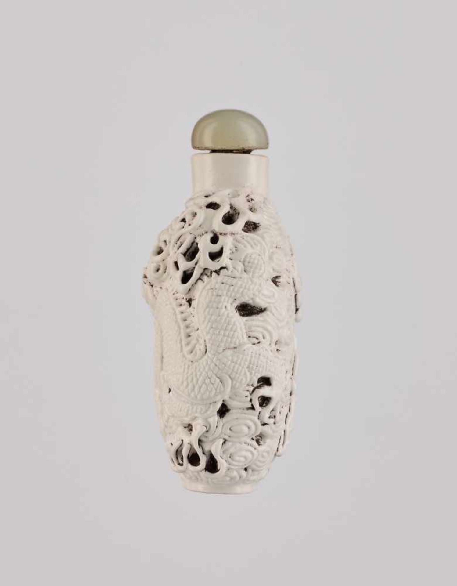 A MOLDED ‘DRAGON’ PORCELAIN SNUFF BOTTLE, DAOGUANG MARK AND PERIOD Molded and carved white porcelain - Image 4 of 6