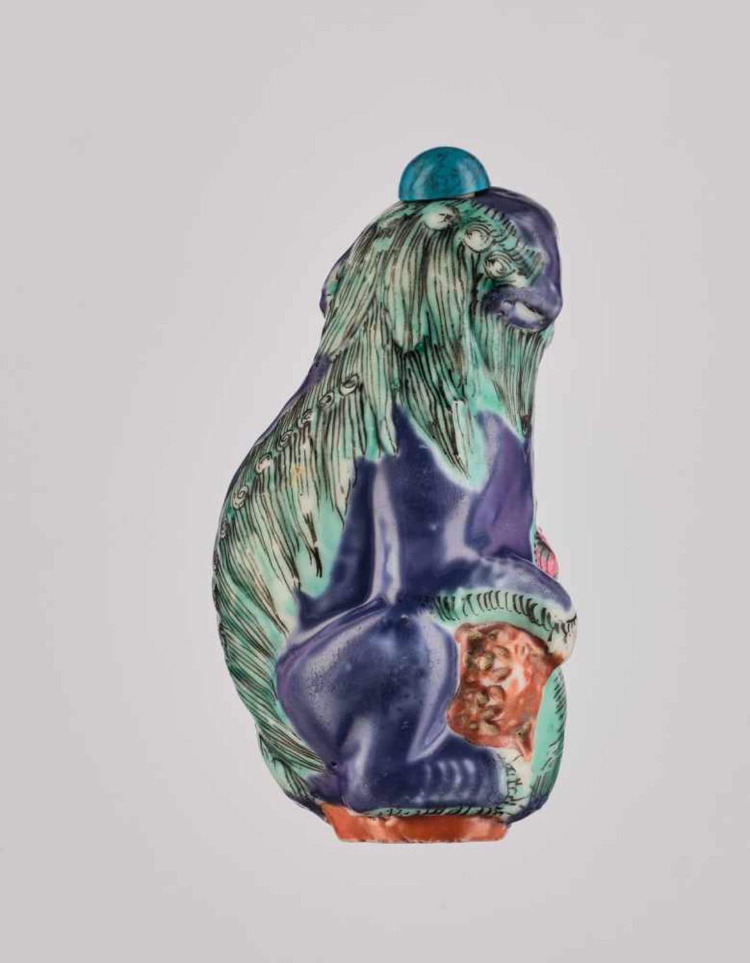 A MOLDED PORCELAIN 'BUDDHIST LION AND CUB' SNUFF BOTTLE, QING DYNASTY Molded and carved porcelain - Image 2 of 6