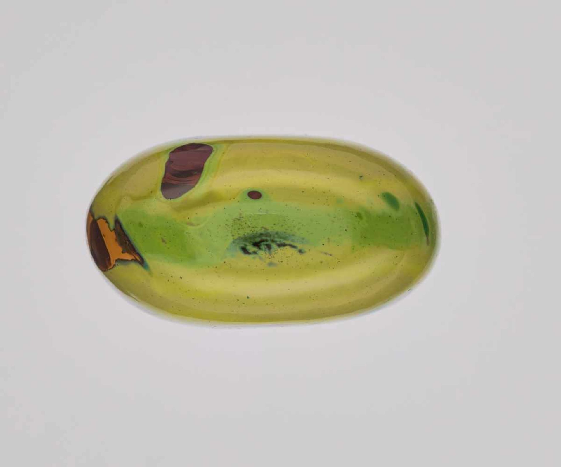 A THREE-COLOR SPLASHED GREEN ‘SANDWICH’ GLASS SNUFF BOTTLE The slightly swirled, opaque olivegreen - Image 6 of 6