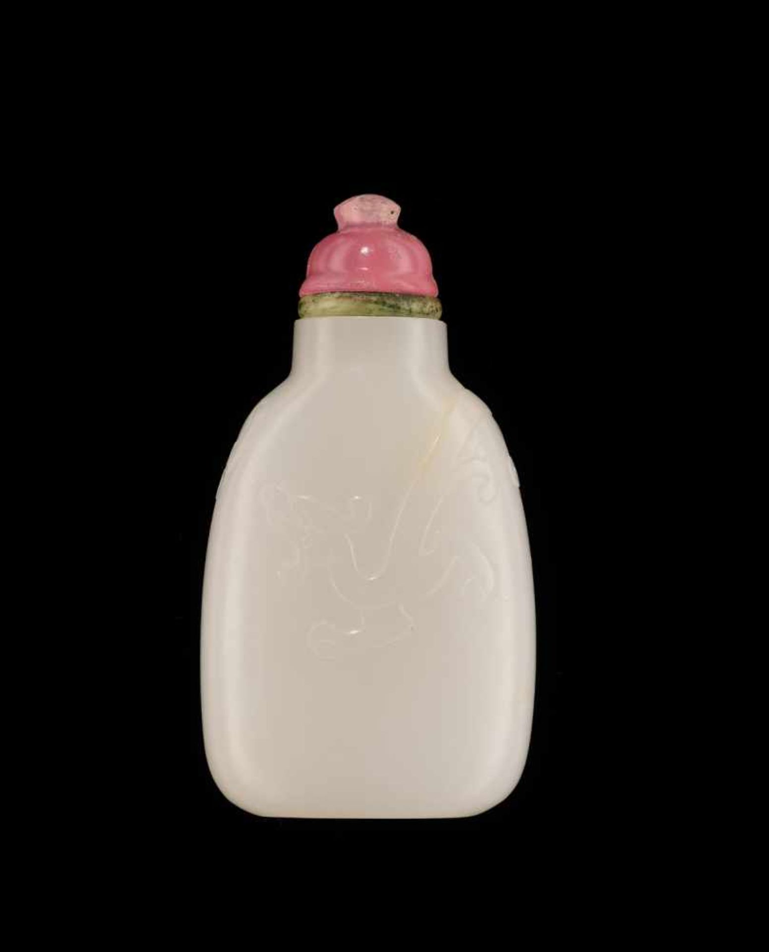 A WHITE JADE ‘CHILONG’ SNUFF BOTTLE, POSSIBLY PALACE WORKSHOPS, QIANLONG / JIAQING PERIOD White jade