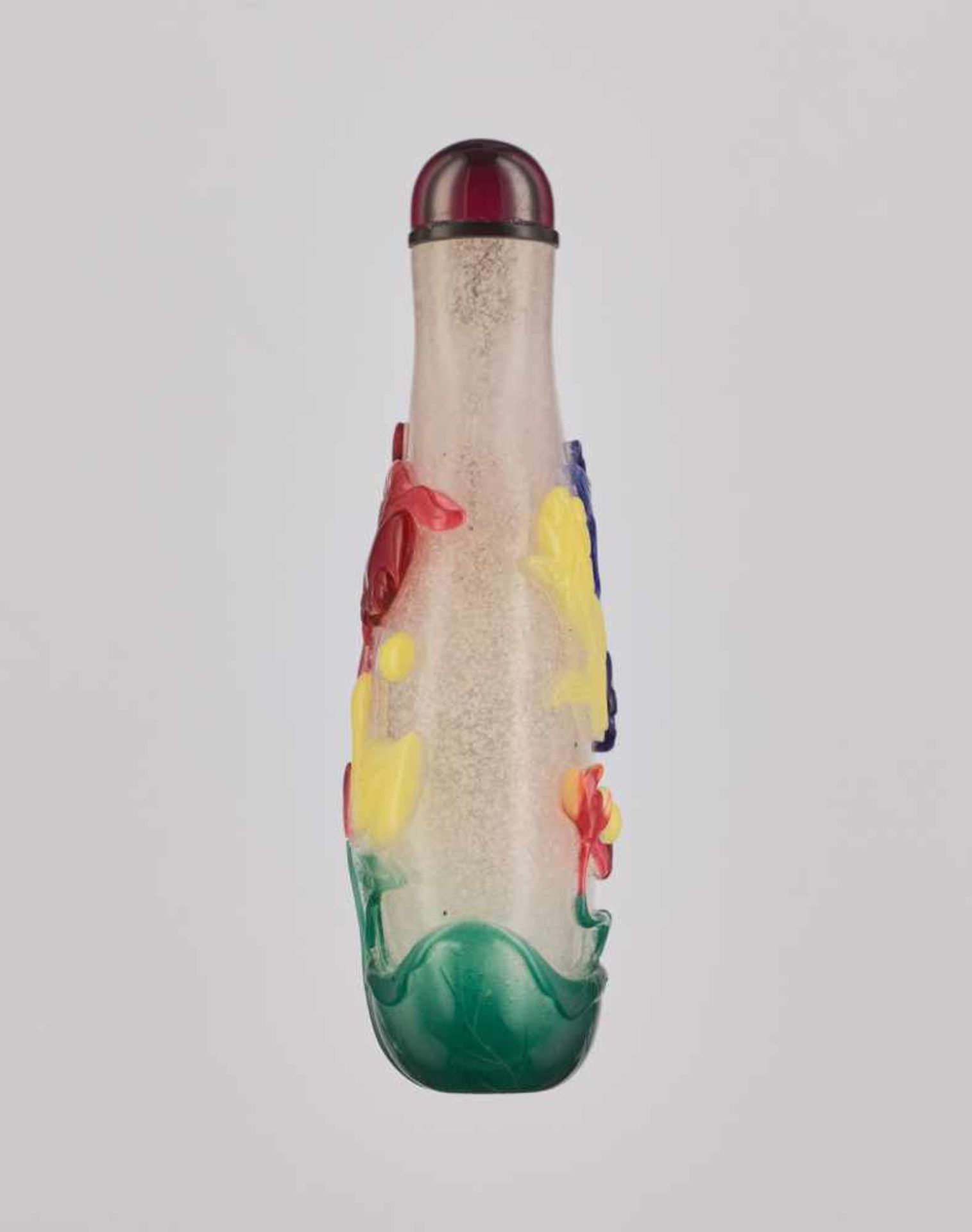 A FIVE-COLOR OVERLAY ‘FISH, DUCK & CRAB’ GLASS SNUFF BOTTLE Transparent, bubble-suffused glass - Image 3 of 6