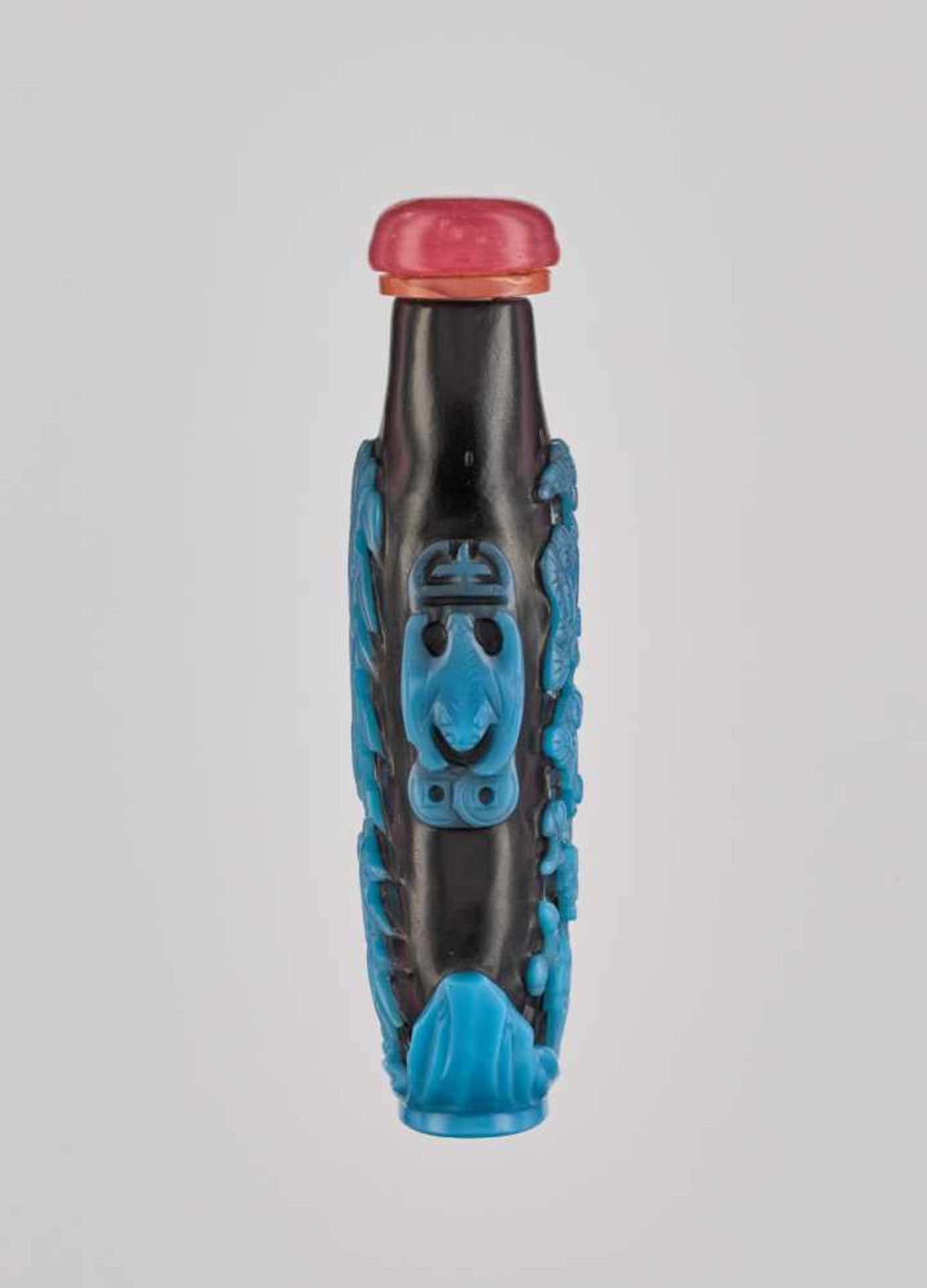 A TURQUOISE OVERLAY BLACK GLASS ‘PRUNUS AND WILLOW’ SNUFF BOTTLE, QING DYNASTY Black glass with - Image 3 of 6