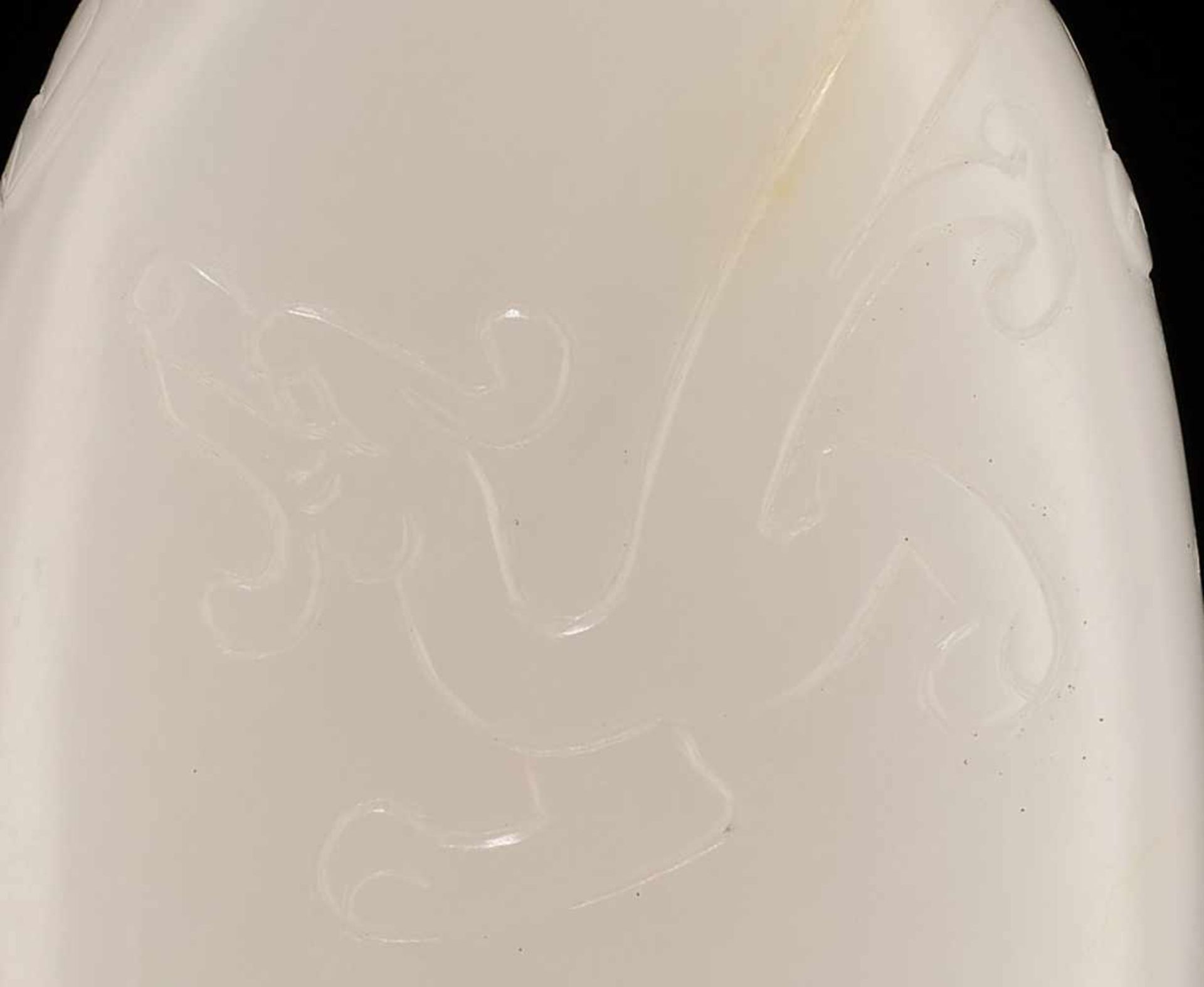 A WHITE JADE ‘CHILONG’ SNUFF BOTTLE, POSSIBLY PALACE WORKSHOPS, QIANLONG / JIAQING PERIOD White jade - Image 7 of 7
