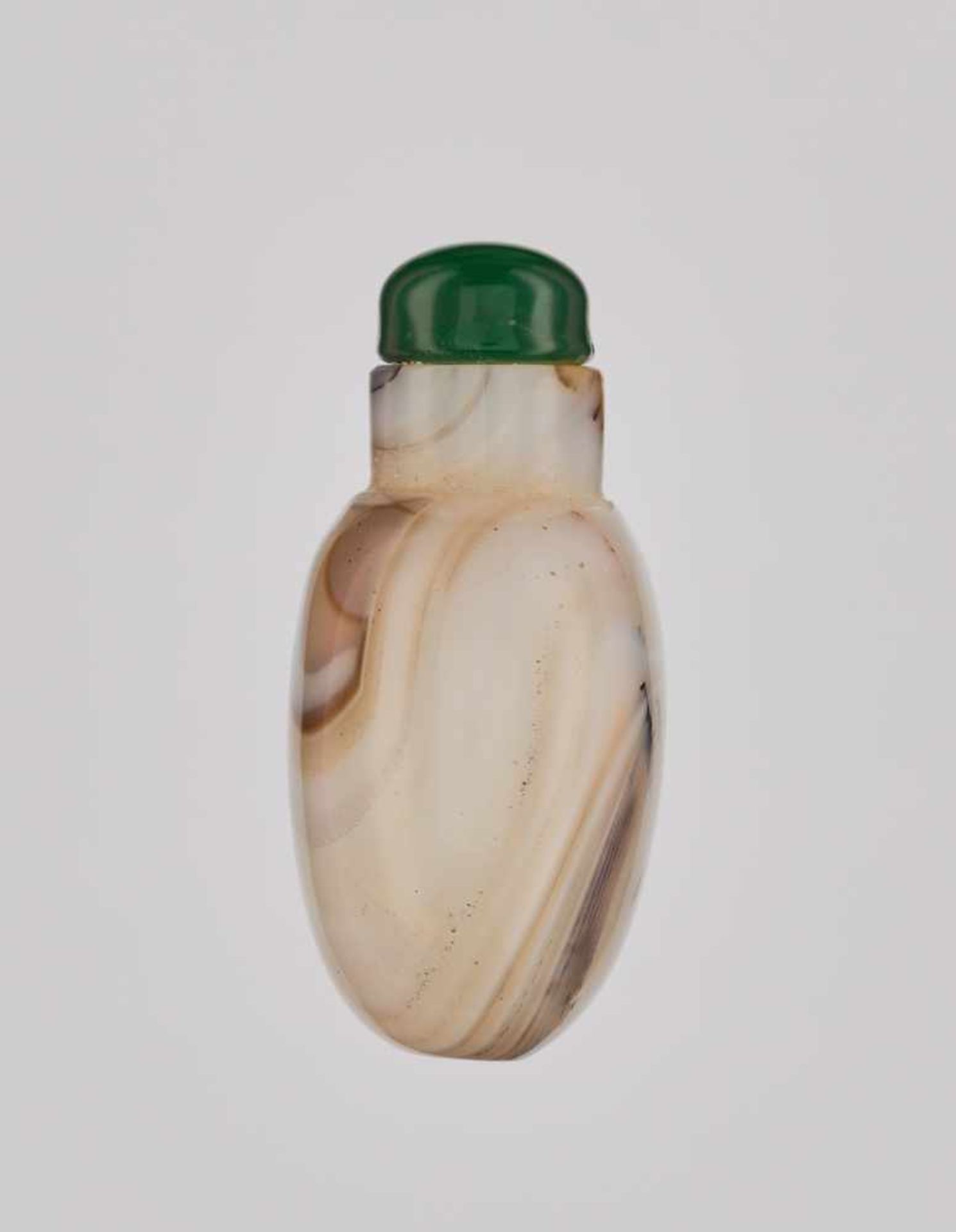 A FLOATING BANDED AGATE ‘CHICKEN CUP HOMAGE’ SNUFF BOTTLE, 1750-1850 Dendritic agate of light sand- - Image 3 of 7