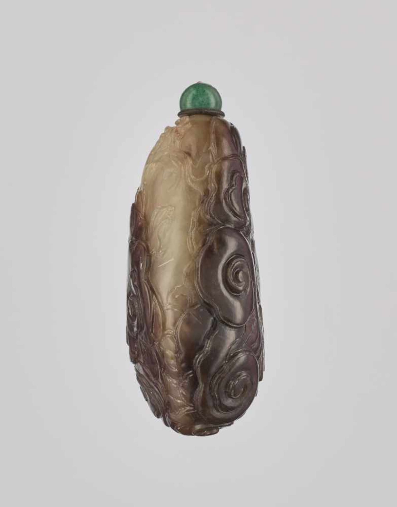 A CELADON AND RUSSET ‘DRAGON AMIDST CLOUDS’ JADE SNUFF BOTTLE Nephrite of dark-brown and celadon - Image 4 of 8