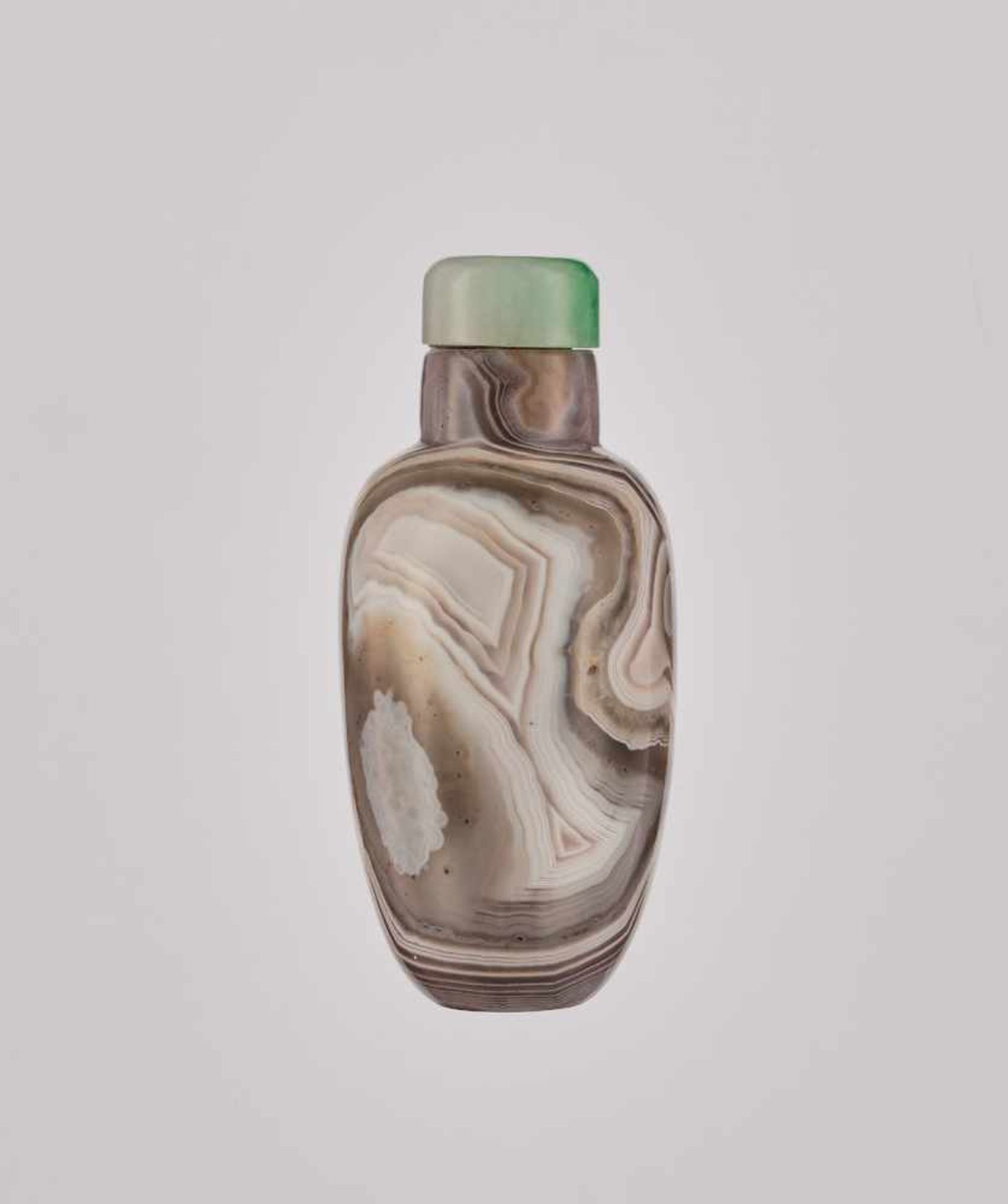 A 'THUMBPRINT' AGATE SNUFF BOTTLE, QING DYNASTY Agate with a smooth polish. China, 1750-1880The - Bild 4 aus 6