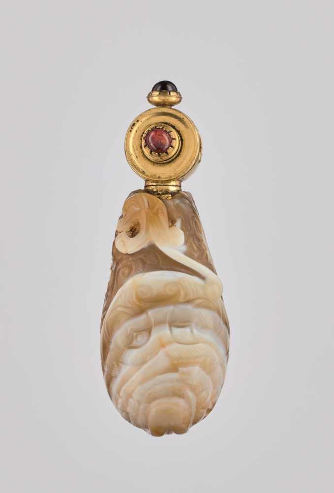 AN UNUSUAL, POSSIBLY IMPERIAL BANDED AGATE 'CHILONG' SNUFF BOTTLE, QING DYNASTY, 1770-1900 Banded